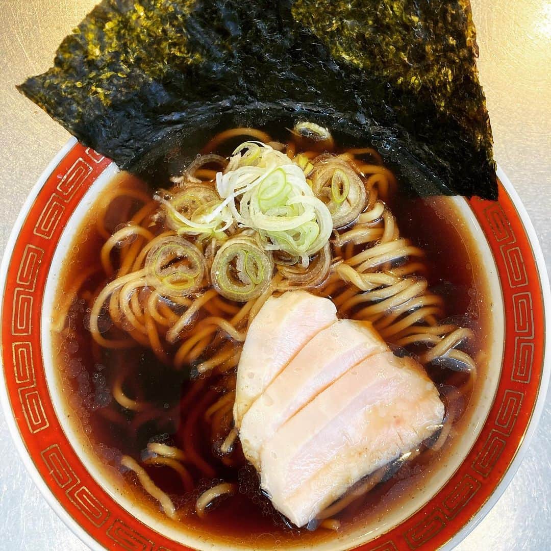 桜井誠のインスタグラム：「久々に自作ラーメン 家にあったものをぶち込んで、ノスタルジックな醤油ラーメン狙いました。 平子煮干し、真昆布、豚ひき肉、背脂、炊き上がりで鰹節 醤油は3種ブレンド、酒、味醂、酢 なんとなくもちもちの木みたいな雰囲気。 麺は前に打った冷凍中太麺。 鶏チャーシューも備えの物。 時間が出来たらまたちゃんと作ります。 #ラーメン　#桜井食堂　#自作ラーメン」