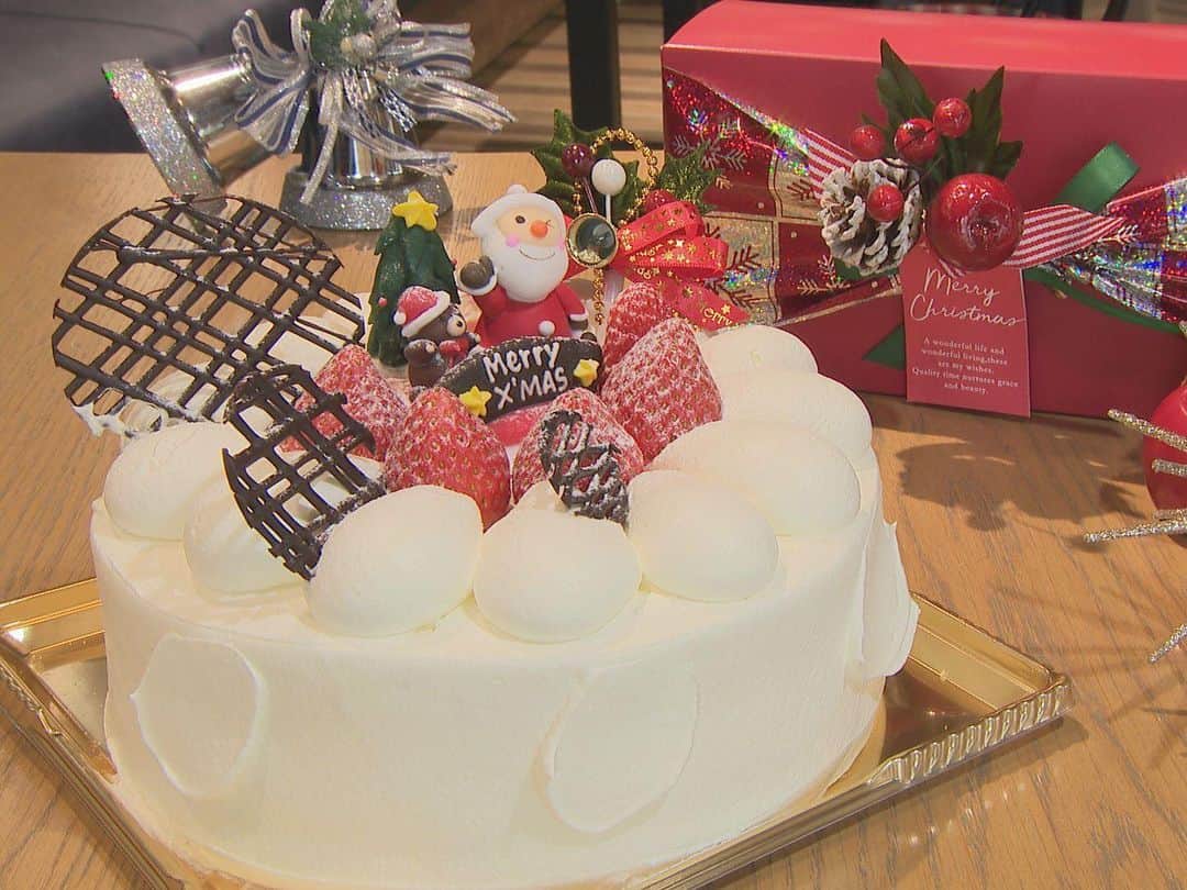 汾陽美樹さんのインスタグラム写真 - (汾陽美樹Instagram)「. 今日のふるさとライブは ⭐️🎄クリスマスケーキ特集🎅🏻⭐️ 王道のデコレーションケーキから 専門店のこだわりケーキまで ふるさとライブ厳選のクリスマスケーキを ご紹介します🎂🍓🧀✨ . 甘〜い香りに包まれて幸せです💕 クリスマスが待ち遠しいですね🎄✨ . このあと午後2時45分からです！ お見逃しなく〜🌷 . #長野放送 #ふるさとライブ #クリスマス #クリスマスケーキ #王道 #デコレーション #りんごの木 #バームクーヘン専門店 #てまりや #チーズケーキ専門店 #ノアール #アナウンサー #汾陽美樹」12月4日 13時48分 - nbs_kawaminami