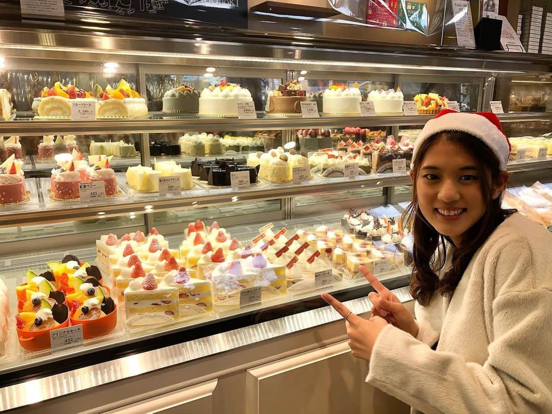 汾陽美樹のインスタグラム：「. 今日のふるさとライブは ⭐️🎄クリスマスケーキ特集🎅🏻⭐️ 王道のデコレーションケーキから 専門店のこだわりケーキまで ふるさとライブ厳選のクリスマスケーキを ご紹介します🎂🍓🧀✨ . 甘〜い香りに包まれて幸せです💕 クリスマスが待ち遠しいですね🎄✨ . このあと午後2時45分からです！ お見逃しなく〜🌷 . #長野放送 #ふるさとライブ #クリスマス #クリスマスケーキ #王道 #デコレーション #りんごの木 #バームクーヘン専門店 #てまりや #チーズケーキ専門店 #ノアール #アナウンサー #汾陽美樹」