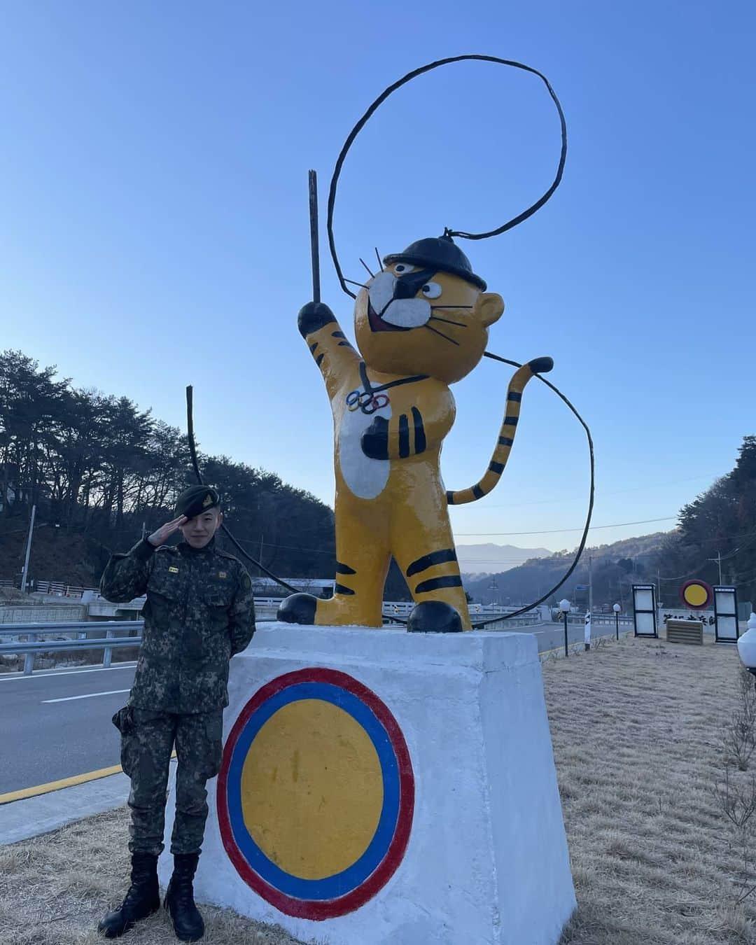 テイルさんのインスタグラム写真 - (テイルInstagram)「필승! 제가 오늘 12월4일 "전역 전 휴가"를 출발하게되었습니다! 전국적으로 심각한 상황에 있는 코로나19때문에 21년1월4일에 미복귀 전역을 하게 될 것 같아요!   1년 7개월이란 시간동안 군복무 하면서 너무 좋은 인연과 추억 쌓고 갑니다. 많은 것을 배우고 느낄 수 있는 소중한 시간들이었습니다. 기다려주신 여러분들께도 얼른 보답하고 싶네요. 감사합니다! 전역 후 더 멋진 모습으로 찾아뵙겠습니다!」12月4日 13時42分 - 2taeil2