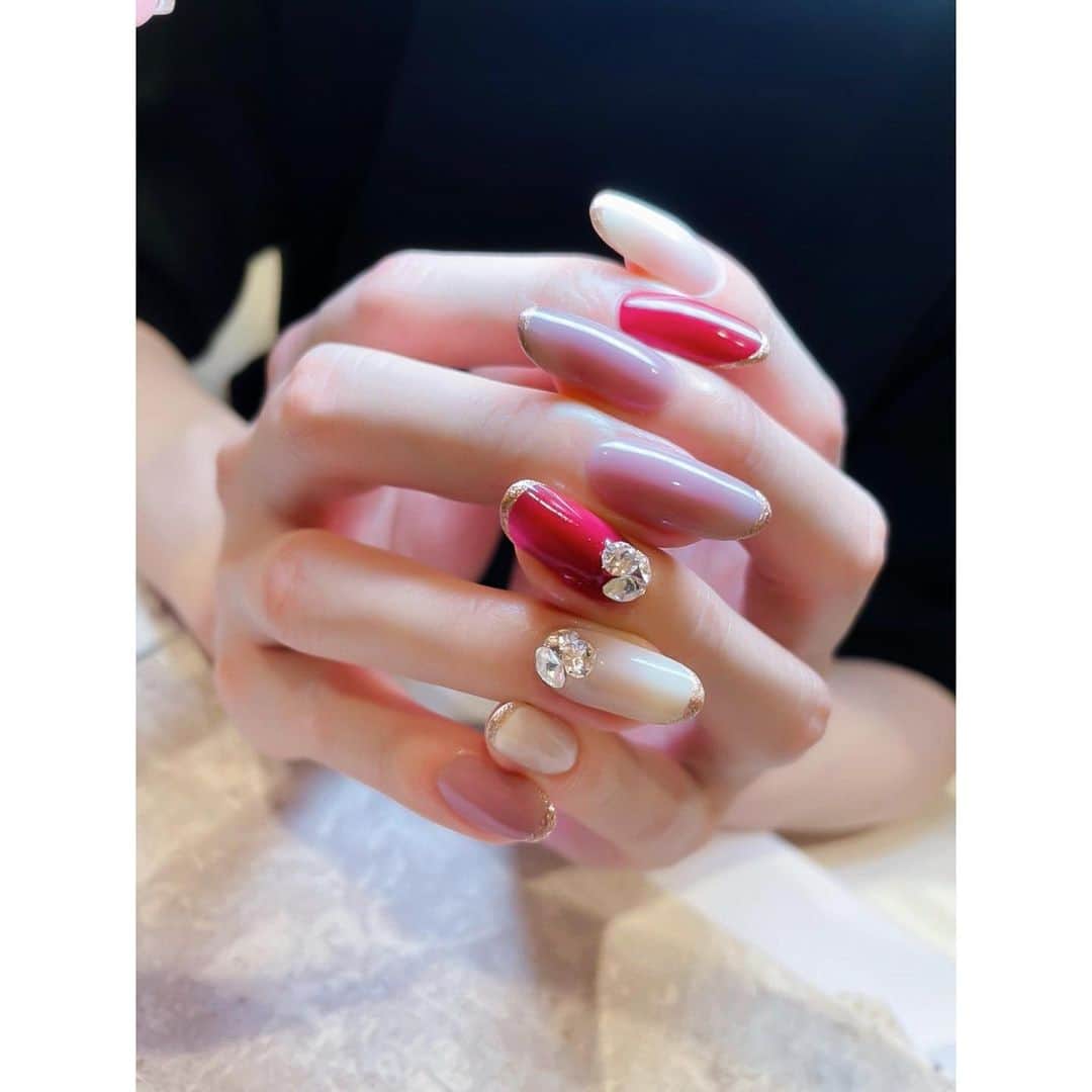 のインスタグラム：「・ ネイルやっとできた♥️ 忙しくて中々行けなかった😭 今回の色最高にかわいい！ 初めてボルドーカラーやった💋 ゴールドのラメラインも良い感じ😆 クリスマスカラーだね🎄 Charme 西新宿店 担当はayanoさんです♥️ いつもありがとうございます💕 #パラジェル #自爪を削らない」