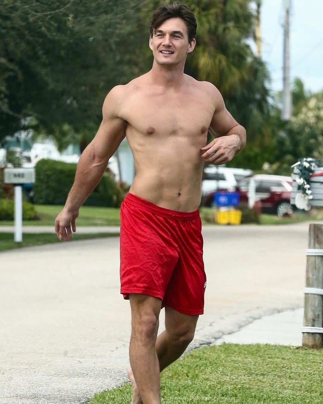 Just Jaredさんのインスタグラム写真 - (Just JaredInstagram)「“The Bachelorette” star Tyler Cameron put his ripped physique on display in Florida on Thursday. See the full gallery of pics by tapping this photo at the LINK IN BIO. #TylerCameron Photos: Backgrid」12月4日 13時48分 - justjared