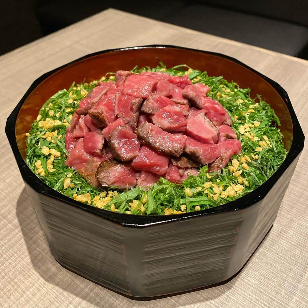 MINAMIさんのインスタグラム写真 - (MINAMIInstagram)「.  西麻布にある焼肉『うし松』 2020年1月にオープンしてすぐ有名に✨ @yakiniku_ushimatsu 🐄❤️  .  A5ランクの松坂牛を頂きました🐮　 お肉はどの部位を食べても美味しくて 目の前で1枚1枚焼いてくれるので 目で見ても楽しめるし映えました💗 .  うし松の名物。ねぎしばりタン👅 1日30個限定だから予約必須です こんないいお肉をこの値段で食べれるのは とてもいいと思います🥺👍  .  . . . .  . #グルメ #グルメスタグラム #グルメ女子 #グルメ好きな人と繋がりたい #食べスタグラム #食べログ高評価 #japanesefood #大阪グルメ #コロナに負けるな #コロナ対策 #予約困難 #likeforlikes #instafood #フォローミー #フリーモデル #ハーフモデル #食べるの大好き  #happy #美食 #美南海グルメ旅 #西麻布グルメ #東京グルメ #港区グルメ #焼肉 #うし松 #tokyogourmet #松坂牛 #シャトーブリアン」12月4日 13時50分 - 373.mii