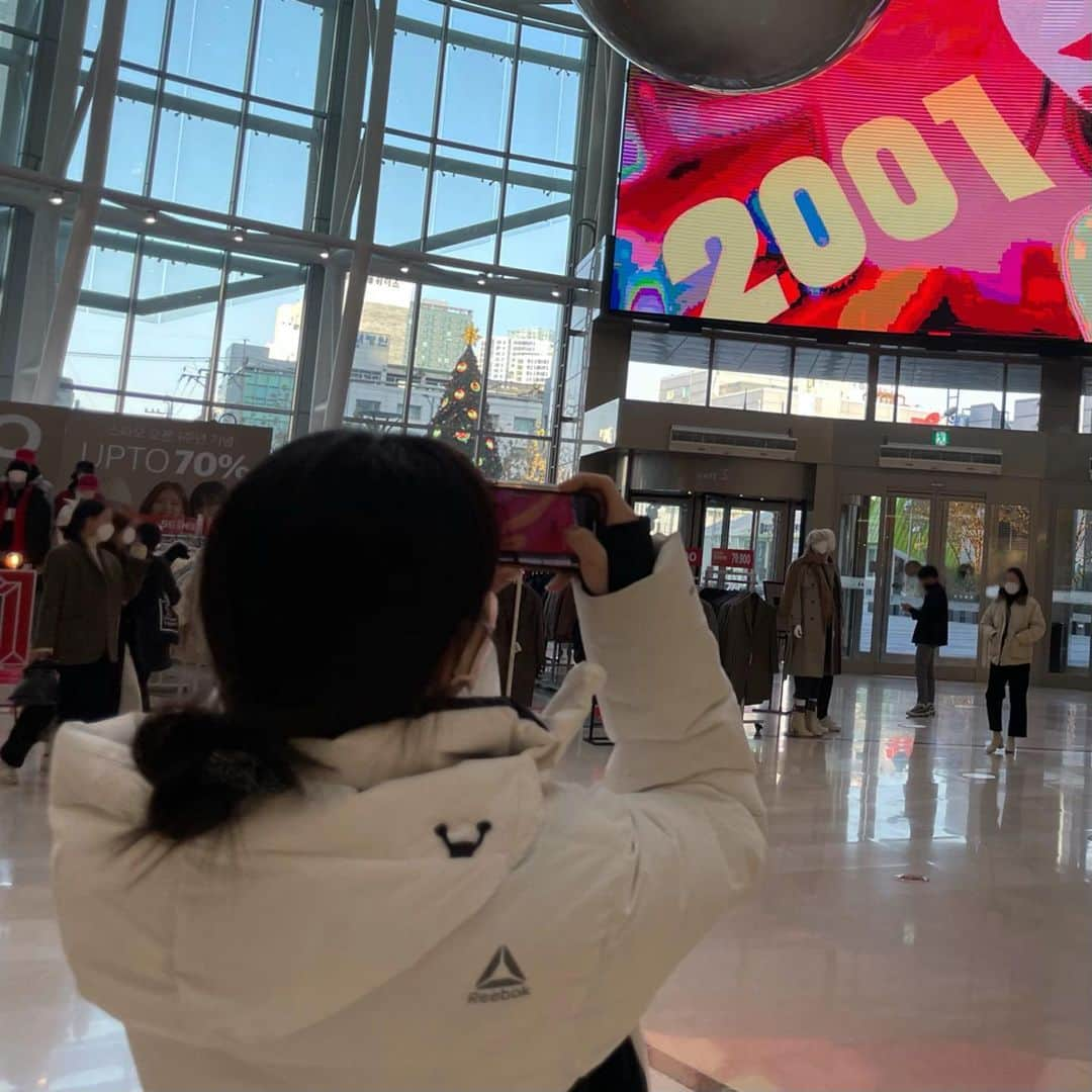 ジンソルのインスタグラム：「잊지 못할 스무살의 생일💚 고마워 사랑해」