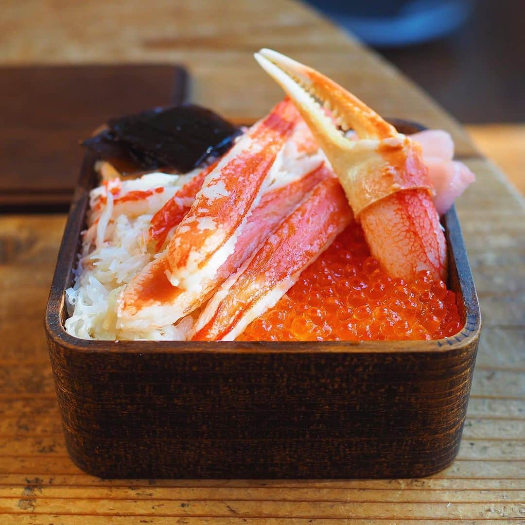 シンプルご飯が好き。さんのインスタグラム写真 - (シンプルご飯が好き。Instagram)「おうちごはん。 ますよねさんの生ズワイ蟹が届きました。 @masuyone_23  ガッツリ食べたい！ のリクエストに今回は蟹丼にいたしました。 オサレな御膳は作れなくて申し訳ない😂 大量の身をほぐすのは大変だったけど 口いっぱいの蟹に子供達は幸せそうでした。 流水ですぐ解凍できるのもとても便利。 電子レンジのスチーム機能で加熱しました。 年末、お正月となにかと蟹を購入する機会もあるかと思いますがこちらの生ズワイ蟹、本当に甘くて美味しい！イチ推しでございます💁‍♀️ #ますよね #ますよね海鮮部 #第一期越前かに問屋ますよねアンバサダー #蟹　#ずわい蟹」12月4日 14時02分 - heavydrinker
