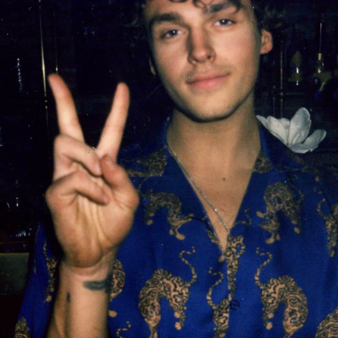 Jonahmaraisのインスタグラム：「our new song Lotus Inn is out right now!!! link in my bio. this song is very very special to me. put on some headphones, lay down in your bed, and imagine you’re at our live show and you’re listening to the final song of the concert. ✨ #LotusInnGrandOpening」