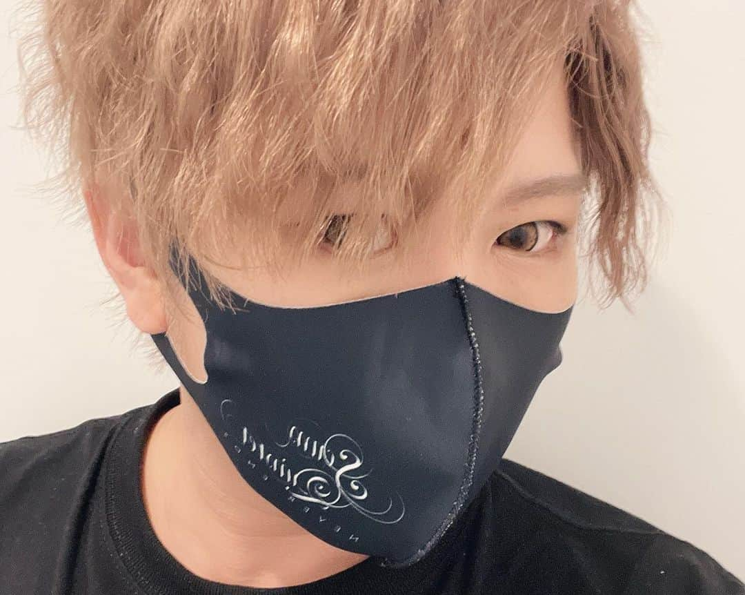 YOMIさんのインスタグラム写真 - (YOMIInstagram)「本日、2020年12月4日(金) 大阪・Zepp Osaka Bayside OPEN 18:00 / START 19:00 GOODS先行販売：16:00 ~ 17:30(予定) ガイドラインは前回のツアーと同じです。発声だけNGでお願いします。 曲終わりやMC部分など大きな拍手でリアクションお願いします！  大変な状況が続いている今、 大阪の皆にパワーを与えられるように…メンバー5人全力で行きます！！ #ナイトメア  #大阪 #ガイドライン #ご協力お願いします  #俺達の #音楽 #歌で #パワーを #今日物販で売ってる #マスク #丁度いい」12月4日 14時15分 - nightmare.yomi