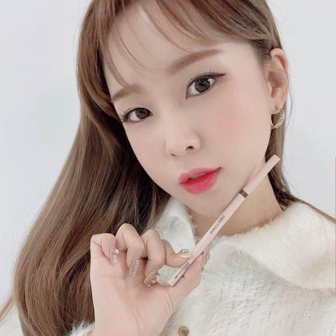 のインスタグラム：「#광고 짜잔 제가 넘 좋아하는 치카이치코 에서 아이브로우 제품이 새로 나왔어요!! ‘하드 스키니 브로우 스타일러’ 제품인데요✨ 아이브로우 매번 깎아쓰기 불편하다, 얇은건 금방 부러져서 불편하다 하는 모든것을 보완한 제품이에요🙆‍♀️  제가 계속 써봤는데 덧칠해도 뭉침이 없고 하드 포뮬라 타입이라 아주 부드럽게 발리면서도 약하지가 않아서 좋더라구요!!  그리고 붉은기가 없어서 우리 자연 눈썹모랑 완전 찰떡!🌝  그리고 제가 얼마전 영상에서도 찐으로 소개한 ㅋㅋ 원픽 스키니카라 도 같이 소개할게요💛 아이돌 샵 쌤들이 실제로 요고를 많이 사용하셔서 더 유명해지기도해진 제품인데요 2.5mm 초슬림 브러쉬라 딱봐도 다른것과는 다르죠!! 얇기 때문에 한올한올 놓치지 않고 잡아주고 고정력이 대박이에요 ;;  새벽부터 그담날 새벽까지도 쭉!!! 꼿꼿하게 살아있는거 제가 증명했어용🤓 가루떨어짐X 뭉침X 번짐X 직접 테스트 모두 완료!   앞으로 이런 제품 많이 만들어줘요 💛치카이치코💛 @chicaychico_official   #아이브로우 #아이브로우추천 #하드스키니브로우스타일러 #스키니마스카라 #원픽스키니카라 #마스카라추천 #치카이치코」