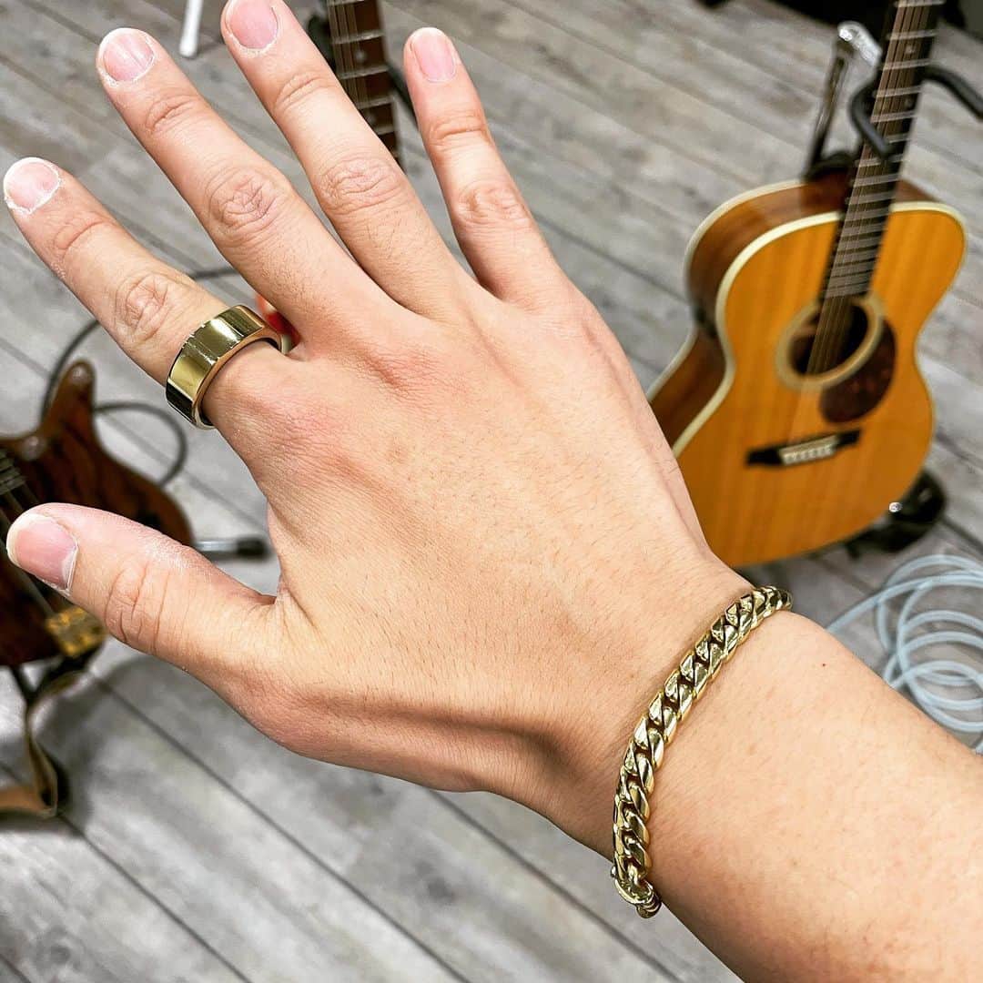 尾崎裕哉のインスタグラム：「キンキラキンにさりげなくない。むしろイカツイ。ちなみにこの指輪は睡眠と運動量を計測してくれるスマートデバイス。健康意識高まって購入してしまった。一応ギター弾けるよ！ #ouraring」