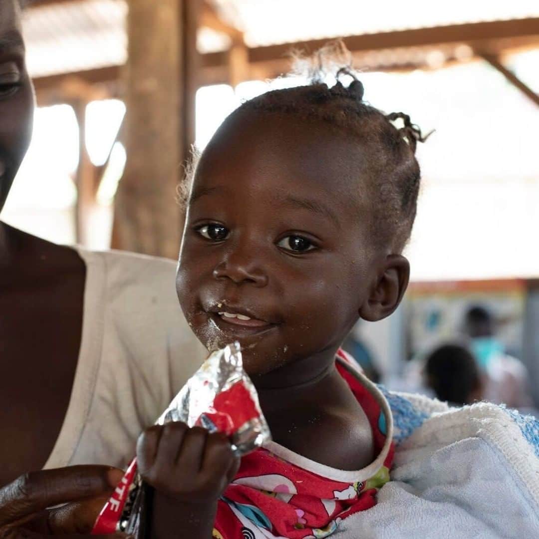 unicefさんのインスタグラム写真 - (unicefInstagram)「Jenty, 11-months-old, is smiling and playing again after treatment for malnutrition in Yambio, South Sudan. “It started with her having diarrhoea for several days. She couldn’t keep down what we were giving her,” says her mother, Margret. She took Jenty to the UNICEF supported nutrition centre where she was diagnosed with severe acute malnutrition. “Jenty didn’t have much energy back then. She was given ready-to-use therapeutic food, and very quickly she got her energy back. You can see how much she likes it.”⠀ ⠀ We can’t let COVID-19 roll back decades of progress in child nutrition. UNICEF aims to treat 6.3 million children for severe acute malnutrition next year. Help children like Jenty by tapping the link in our bio. ⠀ ⠀ © UNICEF/UN0372533/Ryeng」12月4日 14時16分 - unicef