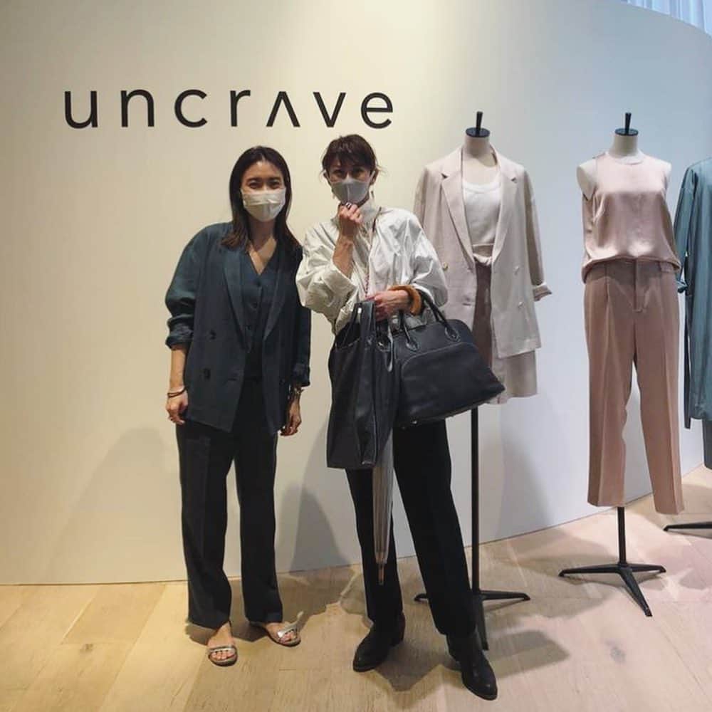 畑野ひろ子のインスタグラム：「先日、 @uncrave_official の展示会へ。 クリエイティブディレクターの　@taekohigashihara にも会えた！  今回もウォッシャブルアイテムや軽いリネンアイテムをチェックしてきました！」