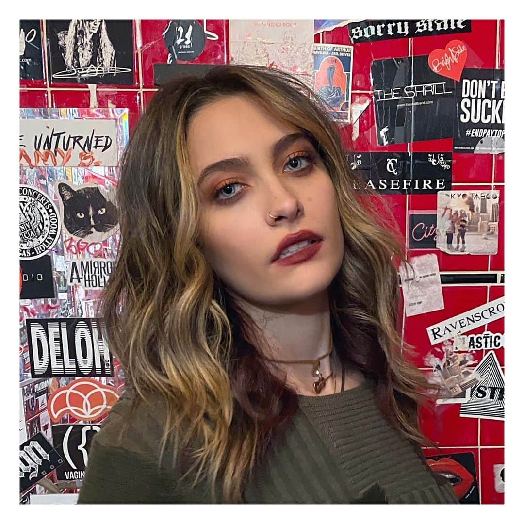 JO BAKERのインスタグラム：「P A R I S • J A C K S O N  Carnal toned grunge glam on #parisjackson ...a lil  @theviperroom toilet snap naturally !!! Watch her in moments on @jimmykimmellive ~ her solo album #wilted hair @chadwoodhair #makeup and photo by me #jobakermakeupartist lipstick #worshipher @officialbyredo @isamayaffrench new collab 🧬」