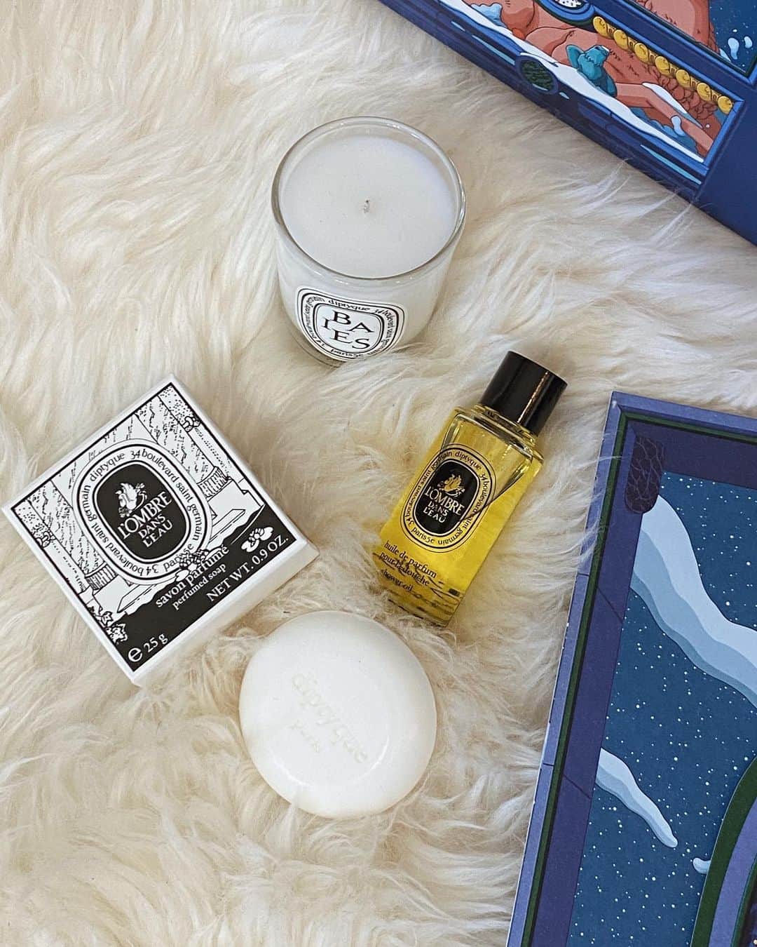 目見田早弥子のインスタグラム：「❄️. @diptyque HOLIDAY GIFT♡ Surprise Pouch L’ombre Dans L’eau ⠀ 袋を開けた瞬間から良い香りがふわ~っと💭 写真のセットの他にも たくさんギフトセットがあるので クリスマスプレゼント迷ってる方は HPや店頭でチェックしてみてください♡ #diptyque#ディプティック#ホリデーコレクション」