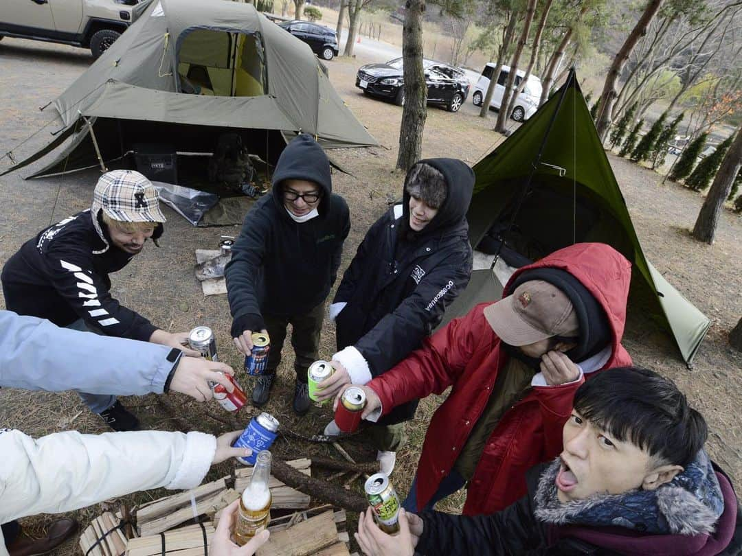 Bunta さんのインスタグラム写真 - (Bunta Instagram)「PUNKROCK CAMP🔥⛺️🔥 終始打ち上げみたいなテンションでずっと焚き火してた🔥 対バン中々出来ないから、こうやって最高のバンド仲間と一緒に過ごせるのがめちゃくちゃ有意義な時間😍🤣😍 #totalfat #dustbox #fullscrach #shadows #enth #backlift  #キャンプ　#焚き火」12月4日 14時27分 - buntatf