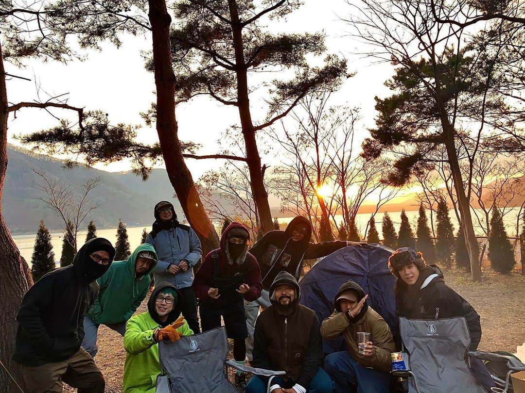 Bunta のインスタグラム：「PUNKROCK CAMP🔥⛺️🔥 終始打ち上げみたいなテンションでずっと焚き火してた🔥 対バン中々出来ないから、こうやって最高のバンド仲間と一緒に過ごせるのがめちゃくちゃ有意義な時間😍🤣😍 #totalfat #dustbox #fullscrach #shadows #enth #backlift  #キャンプ　#焚き火」