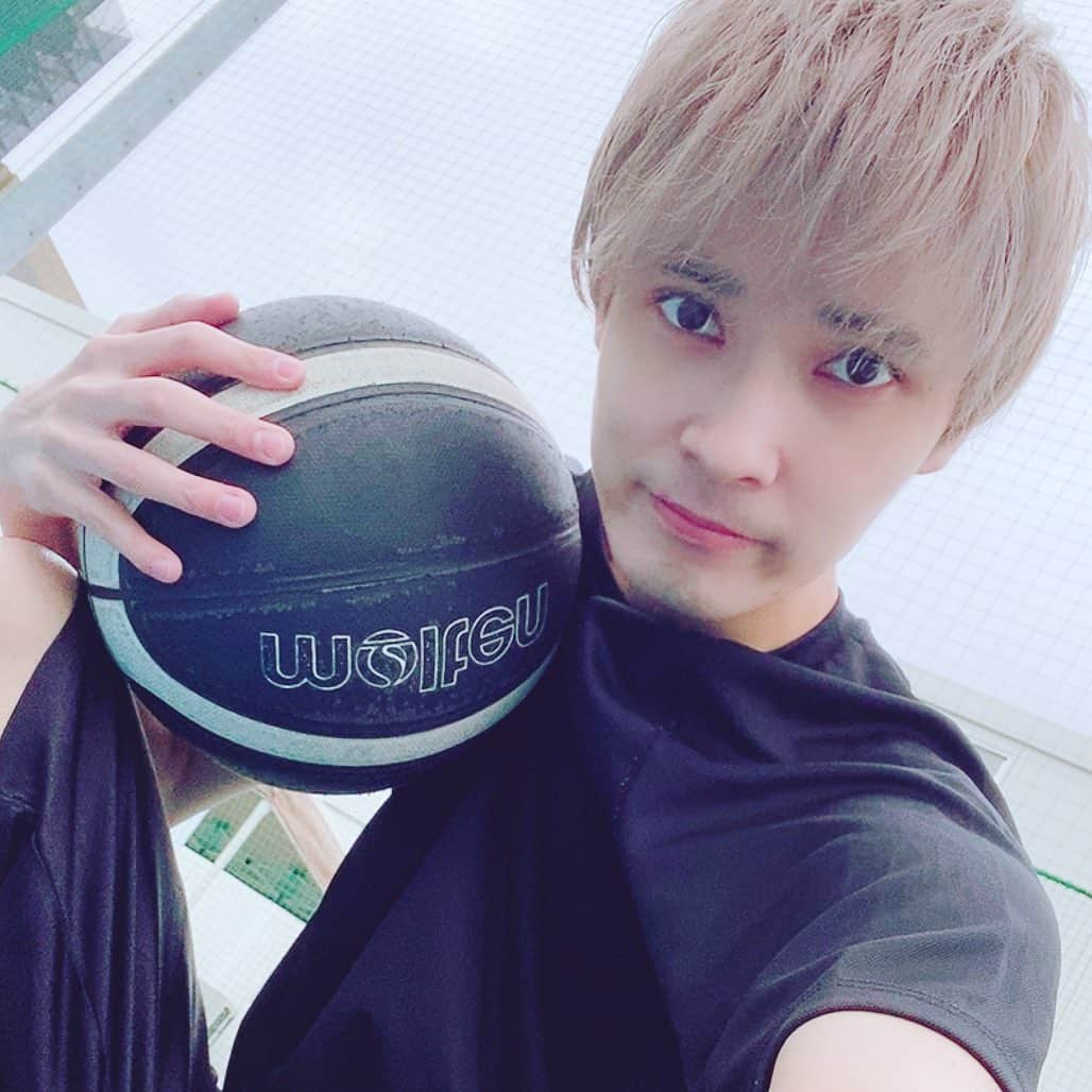 のインスタグラム：「本日27歳最終日。。。 28歳になってすぐイベントがあるからいいスタート切れそうですね^ ^ #今日20時 #弟のyoutubeで #コラボ動画あがります #バスケ対決 #フリースロー対決 #若菜さんちのげんちゃんねる #お楽しみに #followme #thankyou」