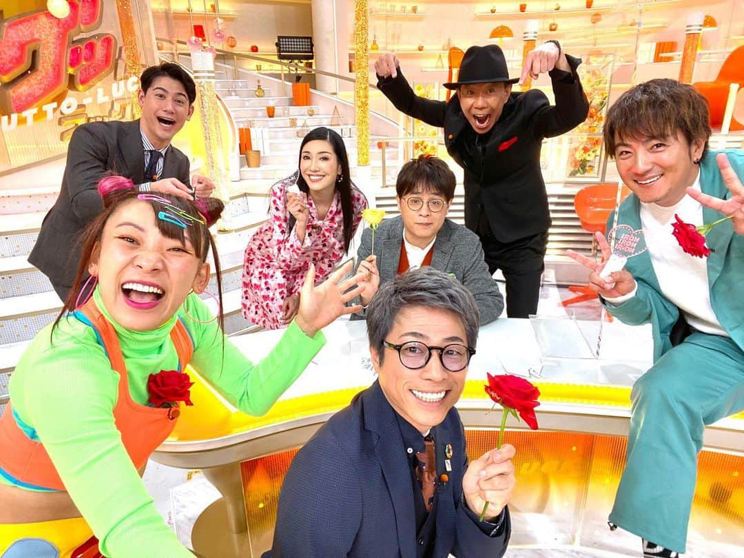 田村淳のインスタグラム：「グッとラック金曜日メンバーに 誕生日のお祝いしてもらいました^_^ 金曜日はテンション高いw 中学生の頃からの憧れの とんねるずの木梨さんも会えたよ  #グッとラック #木梨憲武 #とんねるず」