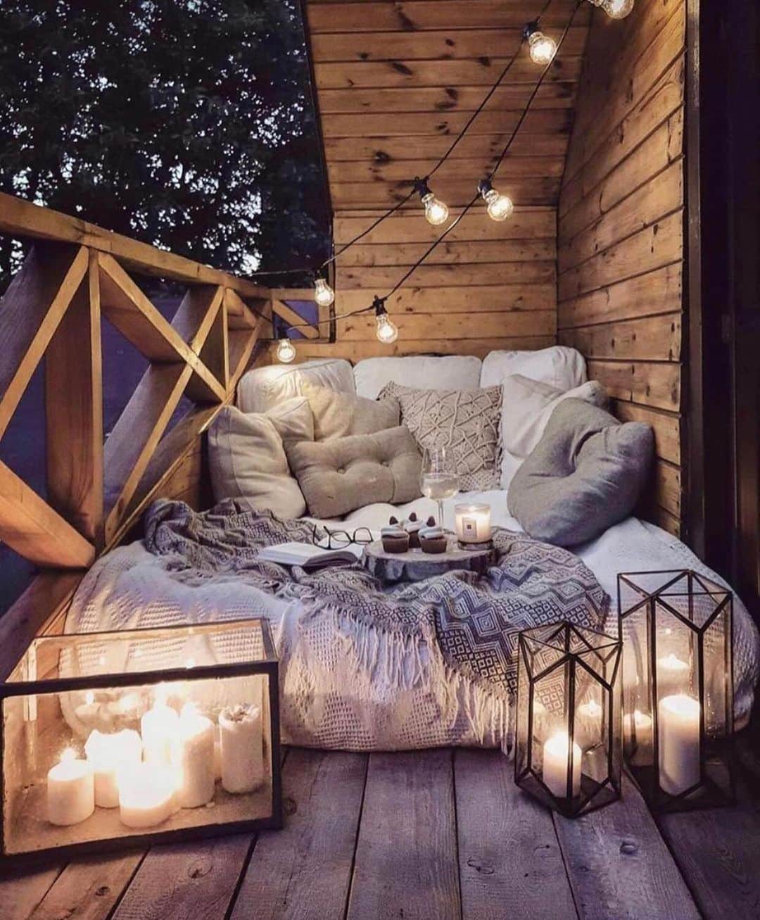 Crazy Roomsのインスタグラム：「Who else wishes this was their balcony 😍✨ by @marzena.marideko」
