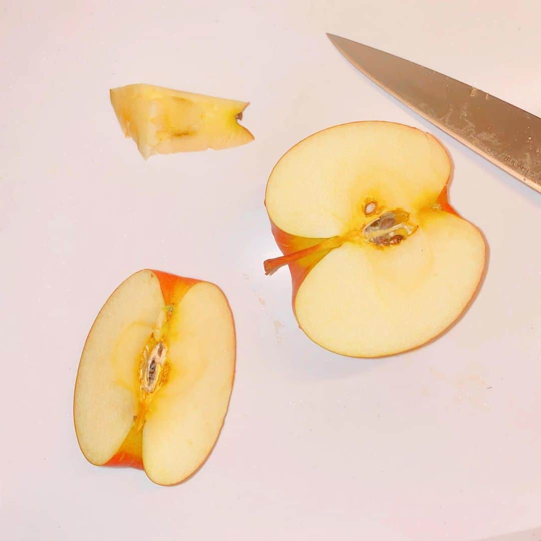 原望奈美さんのインスタグラム写真 - (原望奈美Instagram)「りんごちゃんは美味しいのさ。  #りんご が #かわいい　ので #写真に残そう #絵 みたい♡」12月4日 14時38分 - vo_nozomi