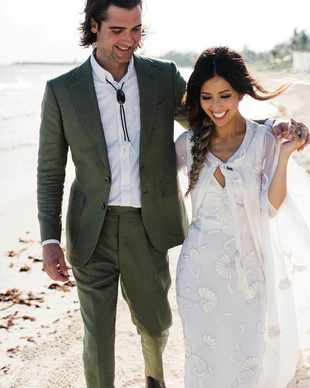 コリー・ロバートソンのインスタグラム：「Happy Anniversary @rebeccalorobertson and @johnreedloflin 🤍 this was the sweetest, most joy-filled day 4 years ago watching you two say “I do”. I absolutely love doing life with you and have loved watching you build a beautiful life and family together. Praying the greatest blessings in your marriage for this next year and the many, many more years to come. I love you!!」