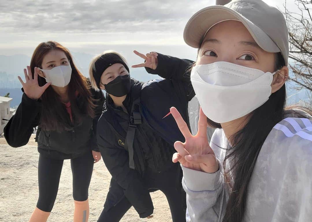ヘリンのインスタグラム：「부지런함과 갬성을 알려주고 윈윈이 되는 소중한존재 #감사하는삶 골프,양궁,도자기빚기 할거엄청많다 우리 @songhaena @suleewriter」
