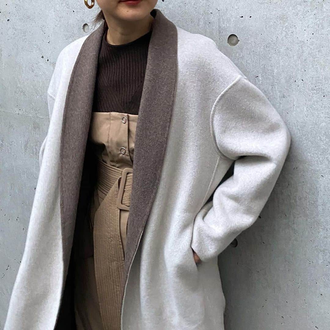 styling/さんのインスタグラム写真 - (styling/Instagram)「ショールカラーの衿元、前立てからちらりと見える配色がアクセントのリバーコート。 丸みを帯びた上品なフォルムで、柔らかな印象に仕上げました。 共布ベルトでウエストを締めても、前を開けたままでもバランスよく羽織ることができます。 スタッフ身長160cm/0サイズ着用  Coat ¥59,000+tax Dress ¥29,000+tax  #keishirahata  #コート  #コートコーデ  #ワントーンコーデ」12月4日 14時55分 - stylings_official