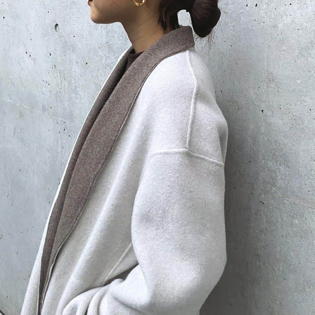 styling/さんのインスタグラム写真 - (styling/Instagram)「ショールカラーの衿元、前立てからちらりと見える配色がアクセントのリバーコート。 丸みを帯びた上品なフォルムで、柔らかな印象に仕上げました。 共布ベルトでウエストを締めても、前を開けたままでもバランスよく羽織ることができます。 スタッフ身長160cm/0サイズ着用  Coat ¥59,000+tax Dress ¥29,000+tax  #keishirahata  #コート  #コートコーデ  #ワントーンコーデ」12月4日 14時55分 - stylings_official