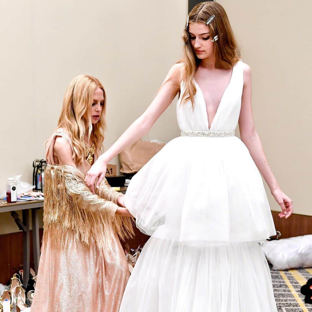 レイチェル・ゾーのインスタグラム：「#TBT to making final touches on the closing bridal look for my @shoprachelzoe runway show ...missing those #magic moments ✨ #glamour #forever XoRZ」