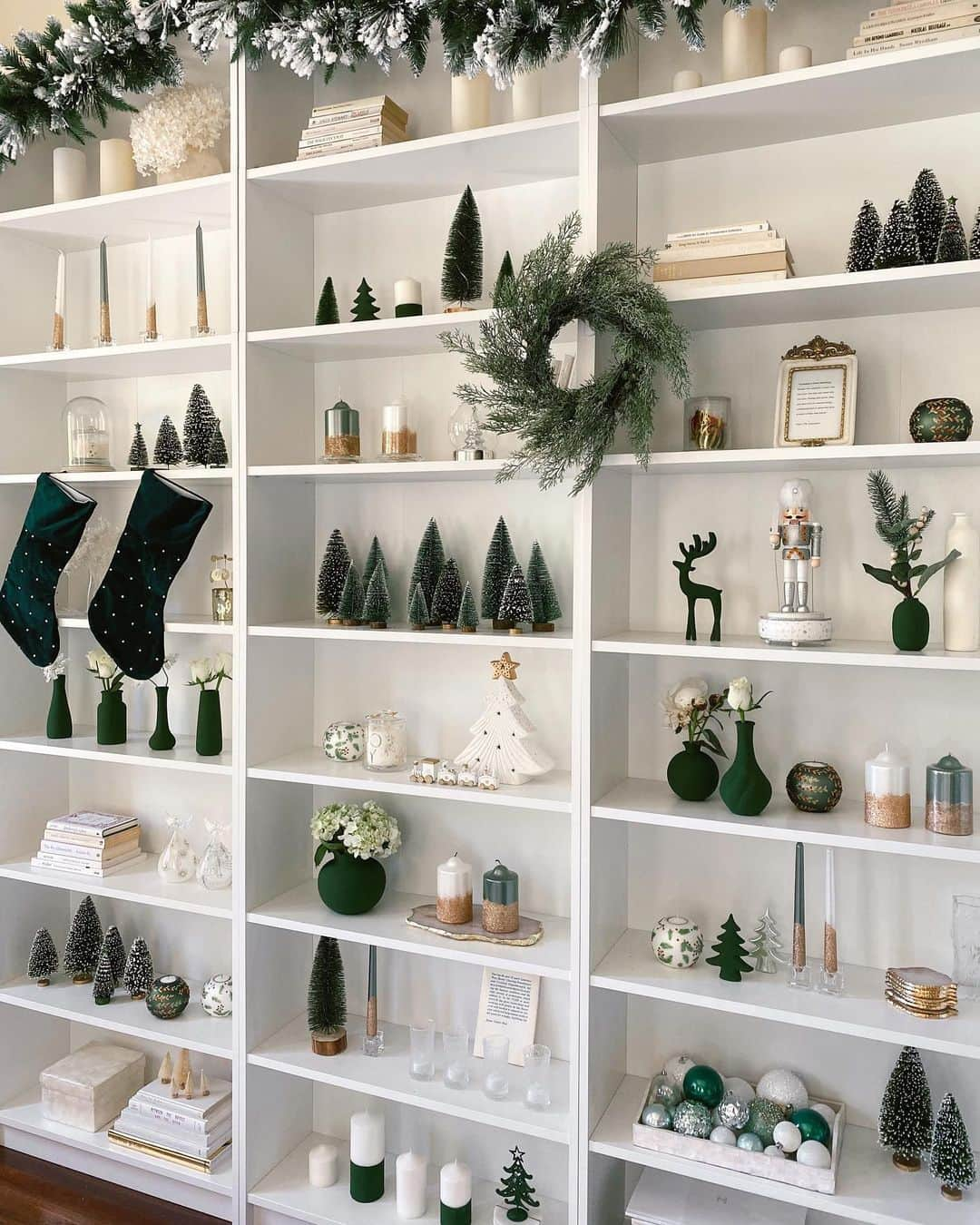 タラ・ミルクティーさんのインスタグラム写真 - (タラ・ミルクティーInstagram)「The holidays are here according to our shelves. 🤗🌲✨💚 @duskaustralia #duskcandles #sponsored」12月4日 15時08分 - taramilktea