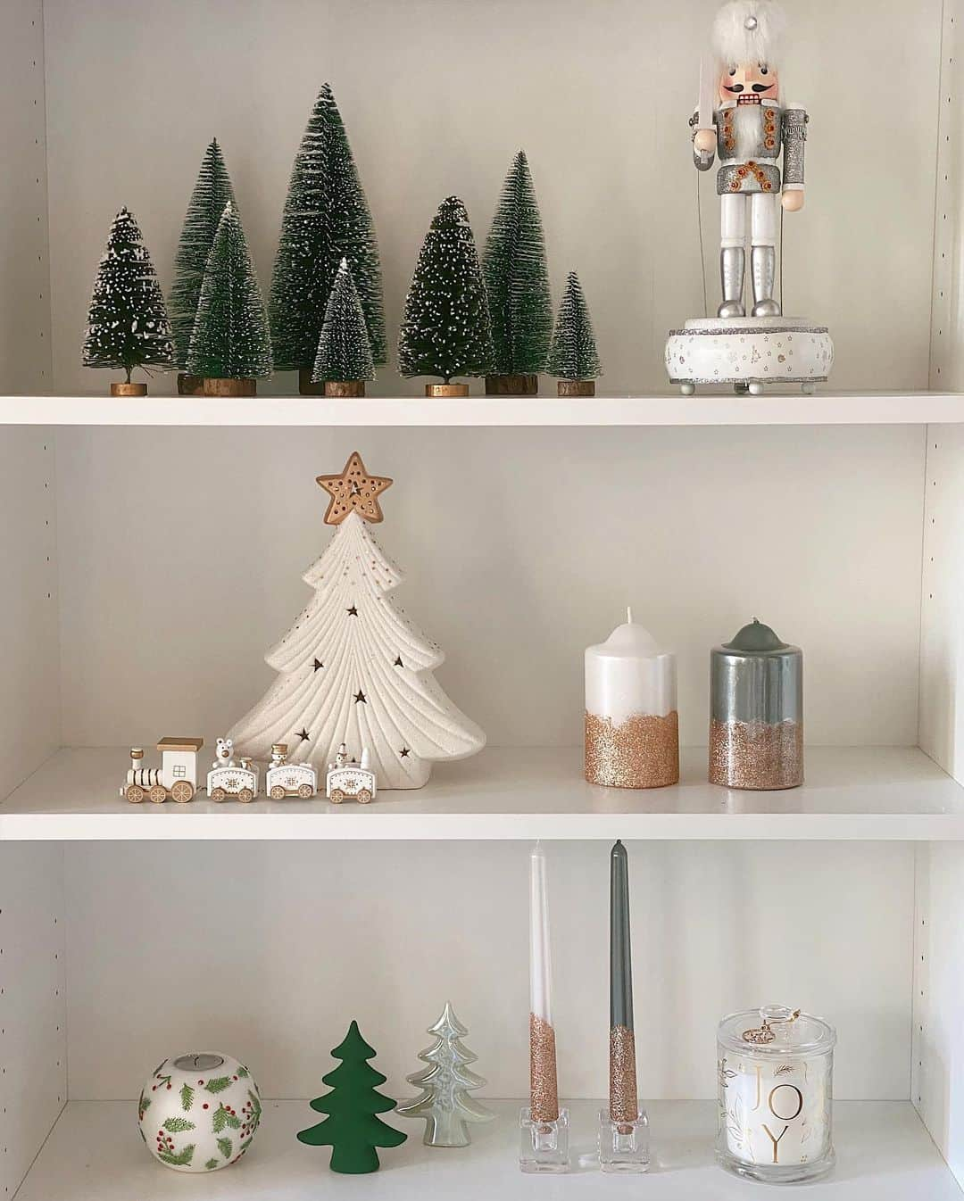 タラ・ミルクティーさんのインスタグラム写真 - (タラ・ミルクティーInstagram)「The holidays are here according to our shelves. 🤗🌲✨💚 @duskaustralia #duskcandles #sponsored」12月4日 15時08分 - taramilktea