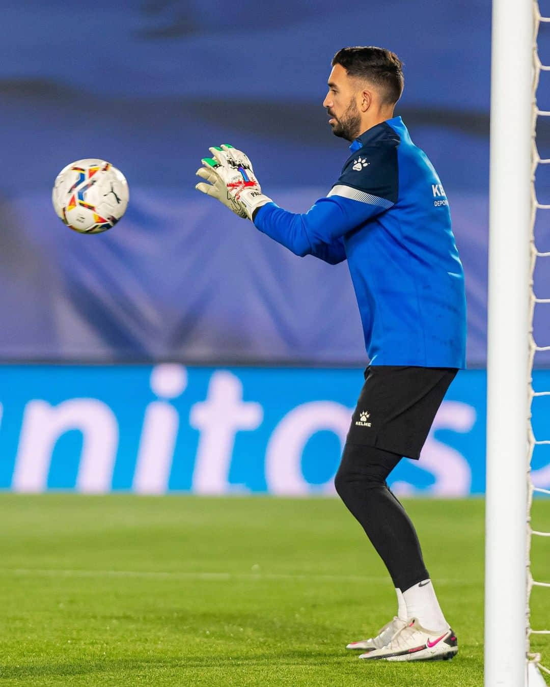 LFPさんのインスタグラム写真 - (LFPInstagram)「He's always ready! 🌟💙 • ¡@fpacheco92  siempre está listo para atajar! 😎💙 • #Pacheco #Alaves #LaLiga #LaLigaSantander #Football #YouHaveToLiveIt #HayQueVivirla」12月4日 15時00分 - laliga