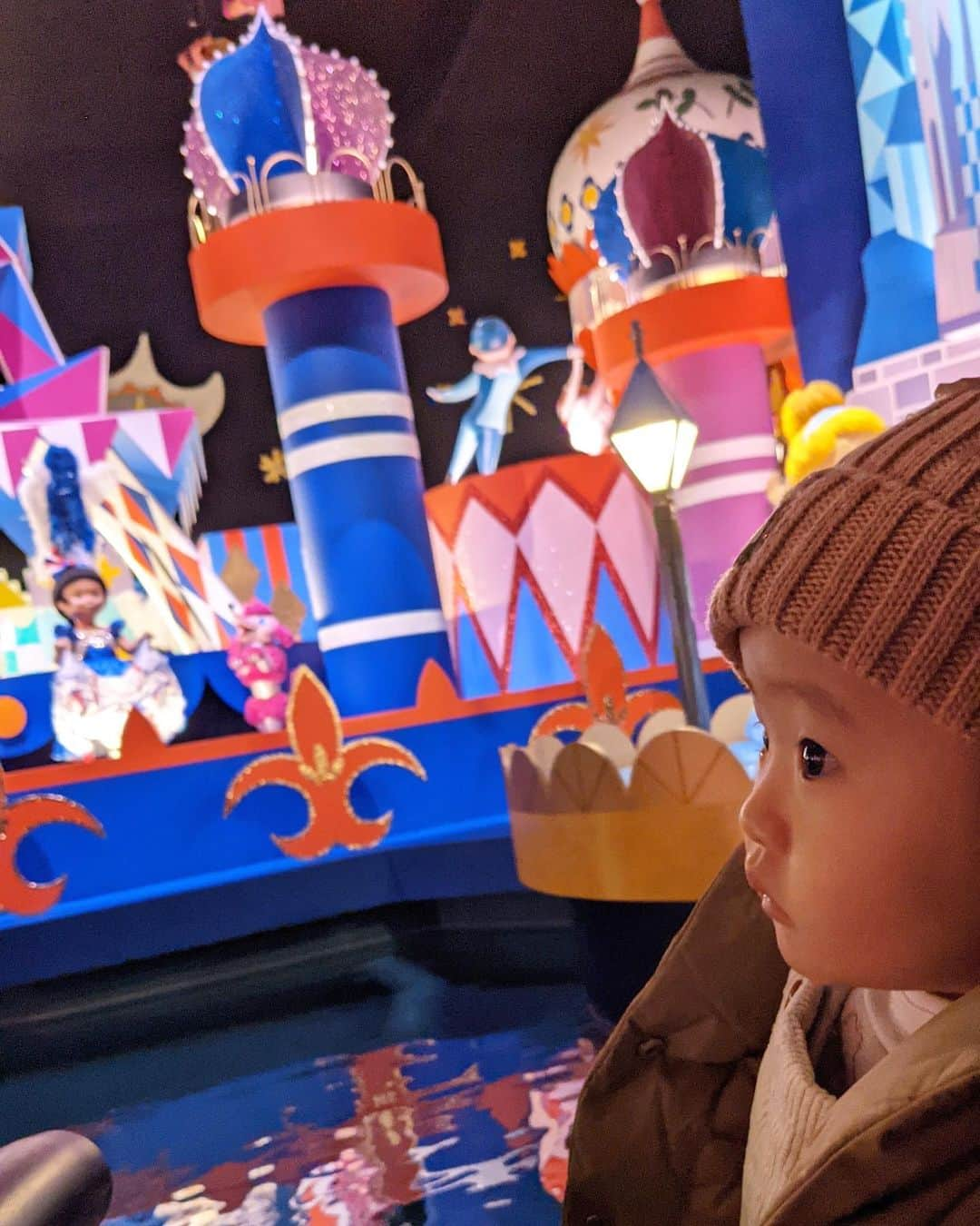 来夏さんのインスタグラム写真 - (来夏Instagram)「#🎂 1歳のお誕生日はディズニーランドへ🏰💖 たくさんおめでとうを言ってもらえたね🥰  最近覚えたお辞儀をしたりニコニコ喜ぶ娘😆  ランチをしてIt's a small worldに行って、 一旦ホテルでお昼寝🌙 Philhar Magicは興奮してたけど もう少し先だったかな🥸 子供との初めてのディズニーは 今までと違う感覚で私たちはドキワクでした💕 娘の楽しそうな姿がママは1番嬉しくて見入ってたよ🥰 また暖かくなったら行こう☀️  夜景もインカメも瞬時の撮影も @googlepixel は最強でした!!✨  #happybirthday #birthday #1歳誕生日 #1yearold  #12月生まれ #女の子ママ #tokyodisneyland  #disneyland  #ambassadorhotel  #googlepixel #pixelで撮影」12月4日 15時01分 - rairairaika