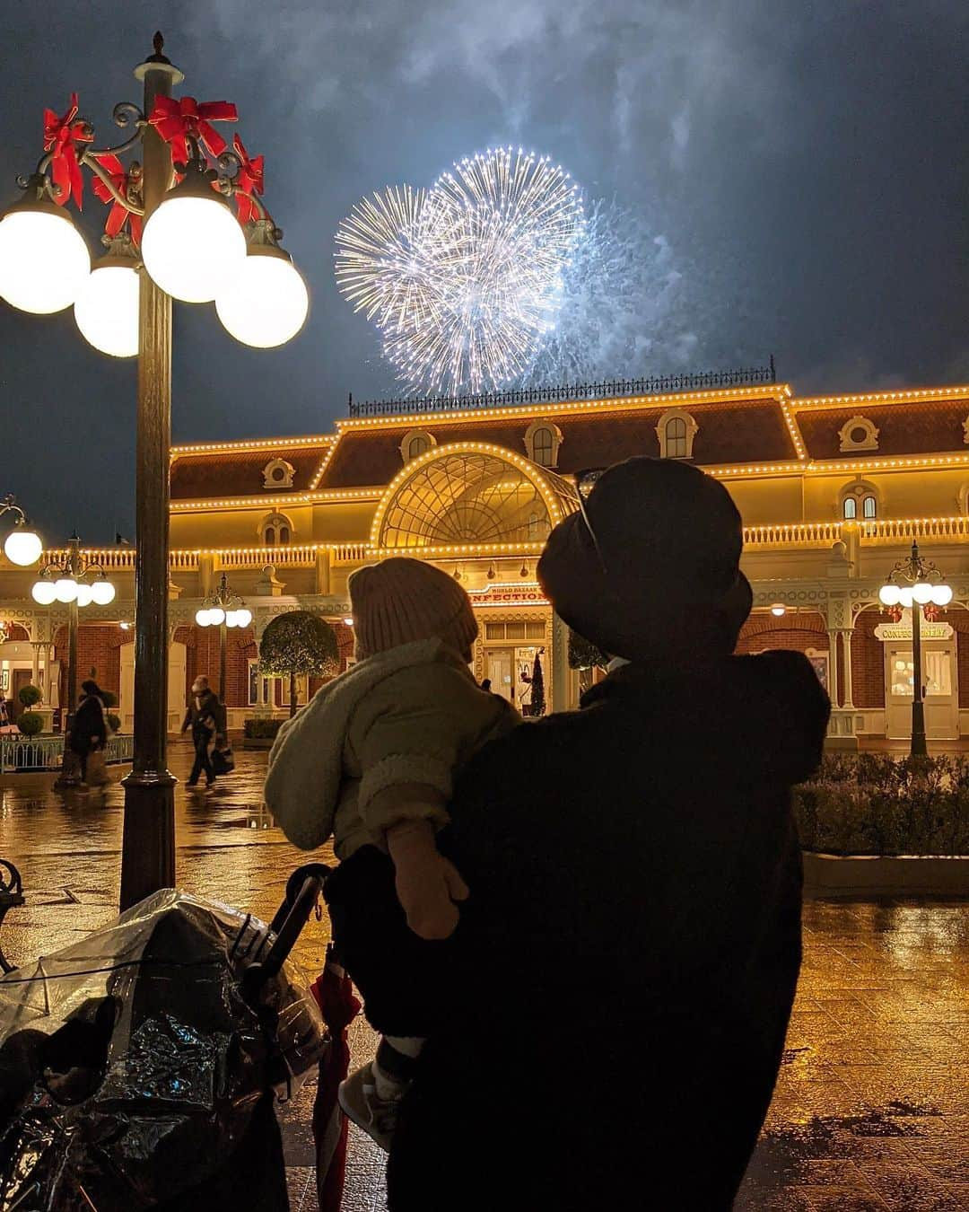 来夏さんのインスタグラム写真 - (来夏Instagram)「#🎂 1歳のお誕生日はディズニーランドへ🏰💖 たくさんおめでとうを言ってもらえたね🥰  最近覚えたお辞儀をしたりニコニコ喜ぶ娘😆  ランチをしてIt's a small worldに行って、 一旦ホテルでお昼寝🌙 Philhar Magicは興奮してたけど もう少し先だったかな🥸 子供との初めてのディズニーは 今までと違う感覚で私たちはドキワクでした💕 娘の楽しそうな姿がママは1番嬉しくて見入ってたよ🥰 また暖かくなったら行こう☀️  夜景もインカメも瞬時の撮影も @googlepixel は最強でした!!✨  #happybirthday #birthday #1歳誕生日 #1yearold  #12月生まれ #女の子ママ #tokyodisneyland  #disneyland  #ambassadorhotel  #googlepixel #pixelで撮影」12月4日 15時01分 - rairairaika