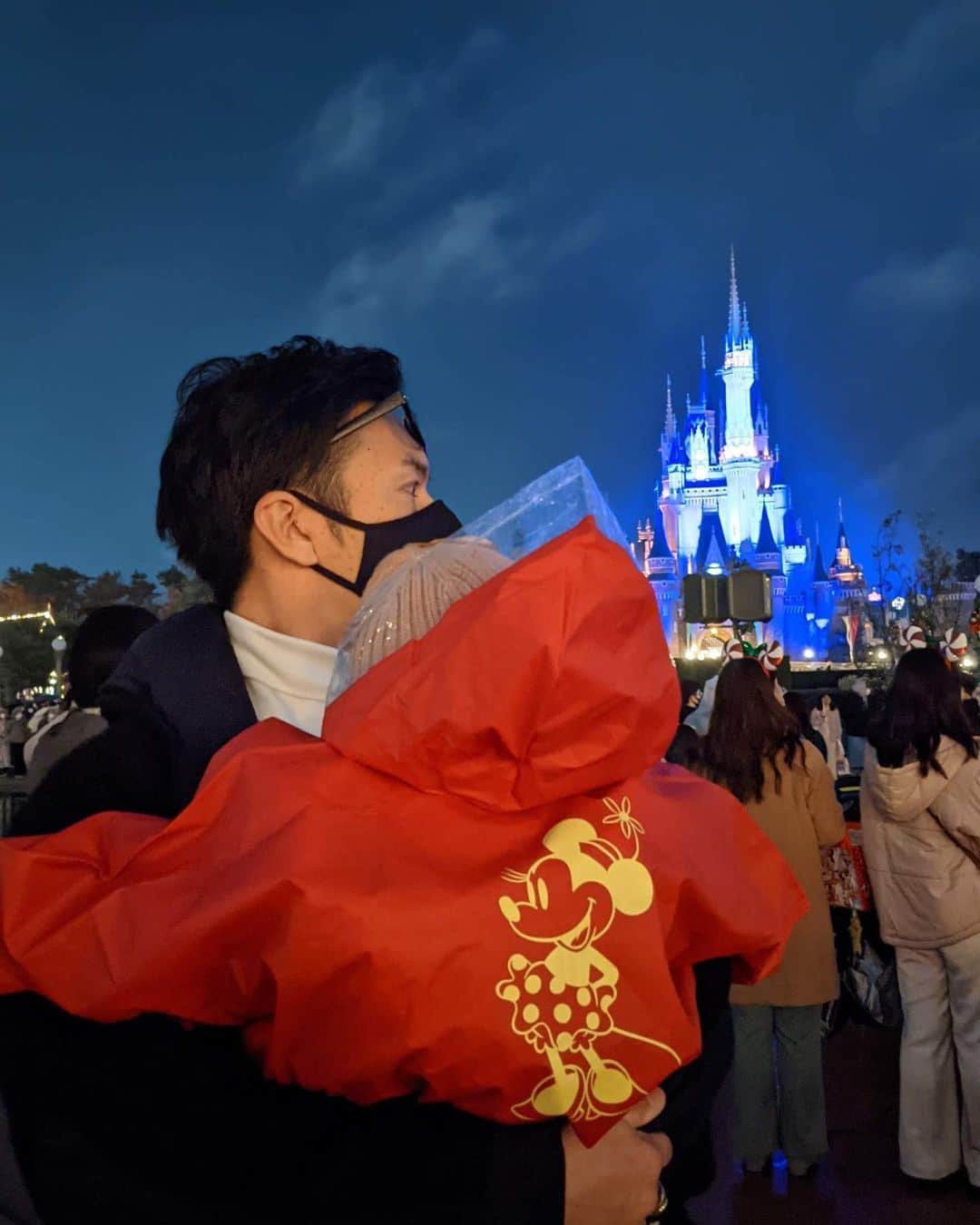 来夏さんのインスタグラム写真 - (来夏Instagram)「#🎂 1歳のお誕生日はディズニーランドへ🏰💖 たくさんおめでとうを言ってもらえたね🥰  最近覚えたお辞儀をしたりニコニコ喜ぶ娘😆  ランチをしてIt's a small worldに行って、 一旦ホテルでお昼寝🌙 Philhar Magicは興奮してたけど もう少し先だったかな🥸 子供との初めてのディズニーは 今までと違う感覚で私たちはドキワクでした💕 娘の楽しそうな姿がママは1番嬉しくて見入ってたよ🥰 また暖かくなったら行こう☀️  夜景もインカメも瞬時の撮影も @googlepixel は最強でした!!✨  #happybirthday #birthday #1歳誕生日 #1yearold  #12月生まれ #女の子ママ #tokyodisneyland  #disneyland  #ambassadorhotel  #googlepixel #pixelで撮影」12月4日 15時01分 - rairairaika