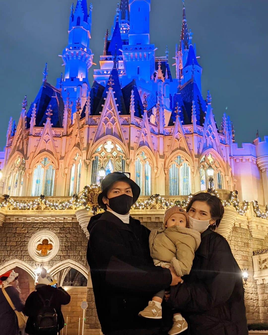 来夏のインスタグラム：「#🎂 1歳のお誕生日はディズニーランドへ🏰💖 たくさんおめでとうを言ってもらえたね🥰  最近覚えたお辞儀をしたりニコニコ喜ぶ娘😆  ランチをしてIt's a small worldに行って、 一旦ホテルでお昼寝🌙 Philhar Magicは興奮してたけど もう少し先だったかな🥸 子供との初めてのディズニーは 今までと違う感覚で私たちはドキワクでした💕 娘の楽しそうな姿がママは1番嬉しくて見入ってたよ🥰 また暖かくなったら行こう☀️  夜景もインカメも瞬時の撮影も @googlepixel は最強でした!!✨  #happybirthday #birthday #1歳誕生日 #1yearold  #12月生まれ #女の子ママ #tokyodisneyland  #disneyland  #ambassadorhotel  #googlepixel #pixelで撮影」
