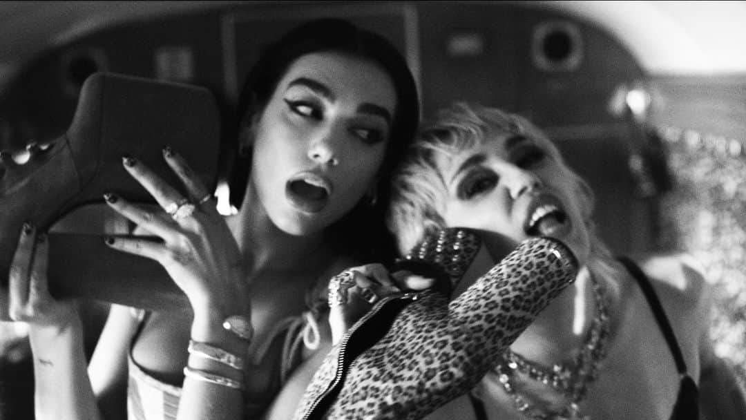 マイリー・サイラスさんのインスタグラム写真 - (マイリー・サイラスInstagram)「Your face on my ceiling ... I fantasize. @dualipa #Prisoner Out Now! ☠️🍒🩸💋🖤」12月4日 15時03分 - mileycyrus