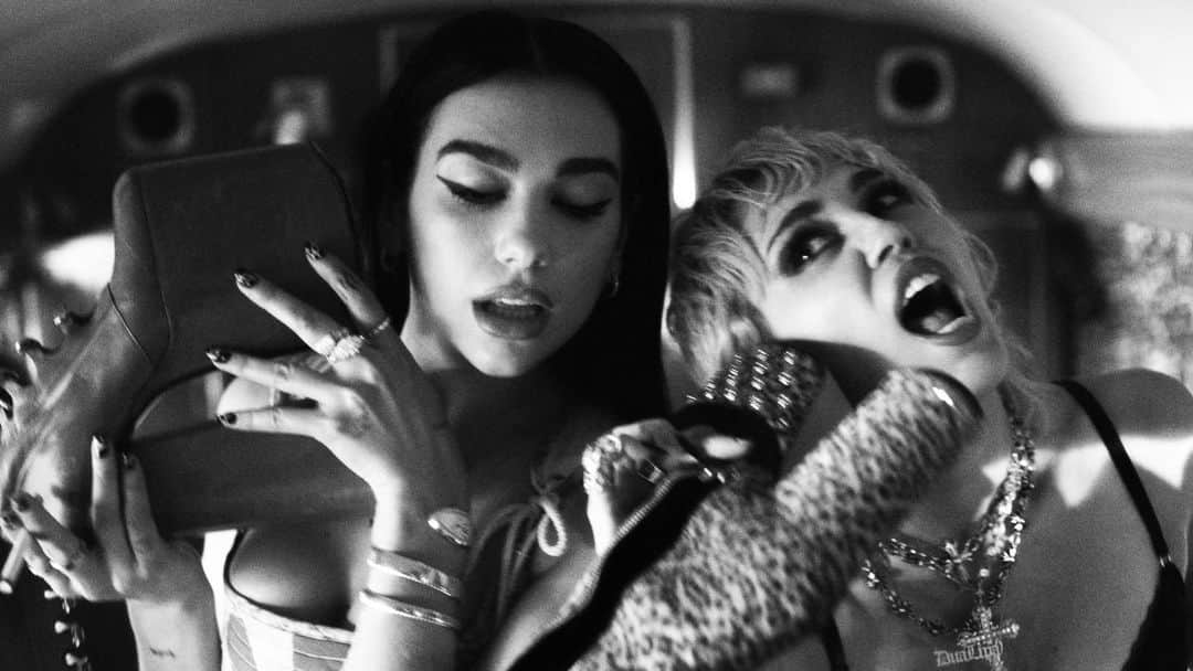 マイリー・サイラスさんのインスタグラム写真 - (マイリー・サイラスInstagram)「Your face on my ceiling ... I fantasize. @dualipa #Prisoner Out Now! ☠️🍒🩸💋🖤」12月4日 15時03分 - mileycyrus