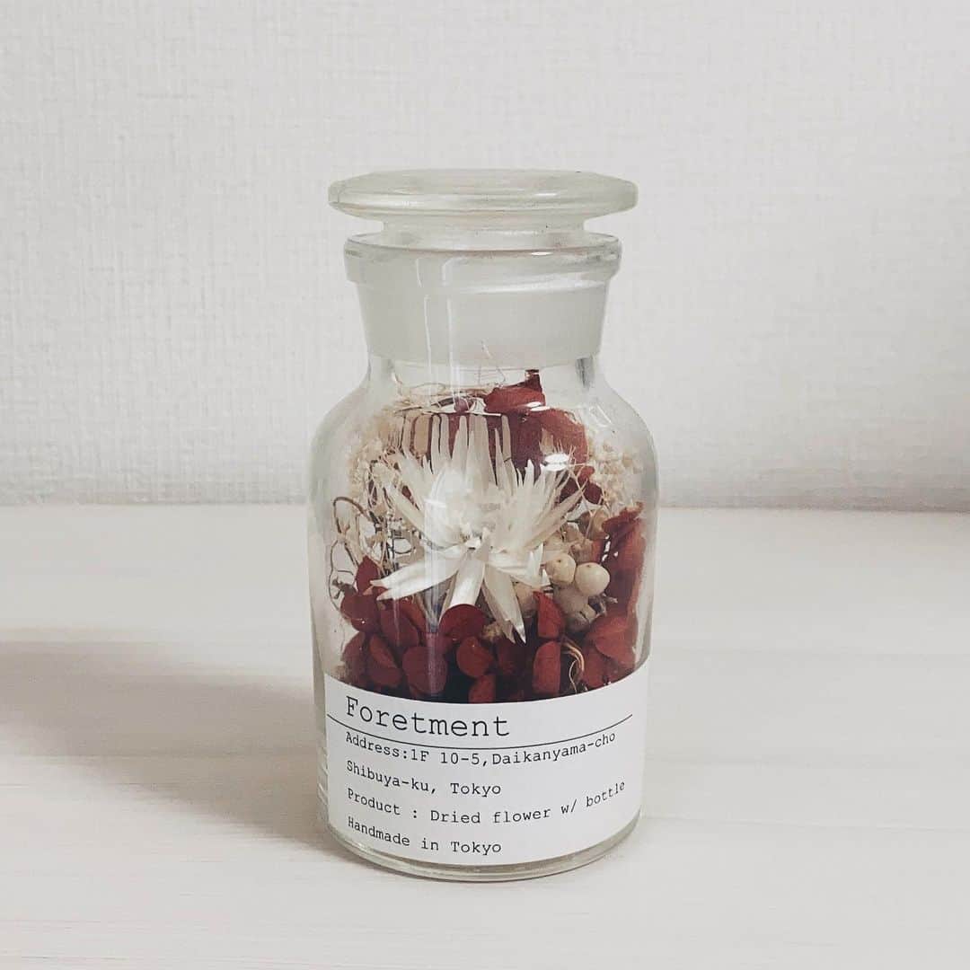 島袋美由利のインスタグラム：「🧴🧼♨︎ .﻿ 「ゆらぎ荘の幽奈さん」 24巻﻿ 本日 発売されましたね♨️﻿ 最終巻です。﻿ ﻿ 特装版だと﻿ あんなことやこんなことがとんでもないことになっているエピソードをアニメで楽しんでいただけるBlu-rayがついてきますね(^.^)♡‬﻿ ご予約くださった方、ありがとうございます。﻿ 賑やかであたたかい、ゆらぎ荘の世界に再び関われて、幽奈さんを演じることができて……うれしかったです。たのしかったです。なんだかほんのちょっと寂しかったです。﻿ 久々にゆらぎ荘のみなさんの声を隣で聞けたことも とても嬉しかった！帰ってきたのだなあと思いました。笑顔に出会える場所でした。﻿ ﻿ 最終巻の内容に触れるとネタバレになってしまうのでなるべく伏せますがあの……最後の方にあった……それぞれのキャラクターのあれやそれらを知れて あれの姿もみられて 大変それでした。﻿ あのねぇ、あの方のあれがそれされていてね、スマイル全開になりました。﻿ ﻿ というのを ストーリーで投稿しようとしてて﻿ 長いよ！！！となったので投稿します😌🙏﻿ ﻿ かわいくて助平なイラストとストーリー、﻿ エロのピタゴラスイッチ、女の子達のひたむきな恋心とコガラシさんの一人一人の気持ちに向き合う様、どれも大好きでした。好きなところをあげるとキリがないです。﻿ お色気もバトルもシリアスもギャグも全部が楽しめる作品に出会えて、アニメで幽奈さん役として関われて幸せものでございます。﻿ ミウラ先生、連載お疲れ様でした。﻿ ﻿ あ、ゆらぎ荘の幽奈さんの相関図もとても好きです。まだ見たことない方がいたら一度調べてみてほしいです。気持ちがいいから。﻿ ﻿ 長くなってしまったけど、﻿ 何が伝えたいかと言うと みんな「ゆらぎ荘の幽奈さん」を読んだり、みたりしてくださると嬉しい！！！！ということです😌﻿ 年末年始のお供に、ぜひいかがですか😊♨️﻿ ﻿ ---　----﻿ 勢いで書いてしまったので、誤字脱字たくさんあったらごめんなさい🙇‍♂️！﻿ そして喜びを伝えることばが うれしいとたのしいと大好きしかなくてすみません……DREAMS COME TRUEさんの曲みたいだ……。﻿ ﻿ お写真は イメージカラーが赤っぽい方(私の中で)を演じさせていただくことが多かった時(幽奈さん、なぎさ、成美)に買ったお花。幽奈さんの髪と目の色みたいな赤と白の花です(カッコ多くて読みにくいな)(すみません)」
