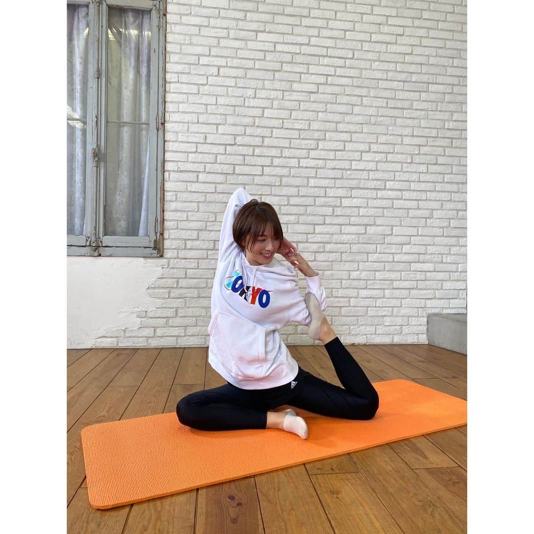 のインスタグラム：「♪  スポーツの秋 （もう冬）  撮影の時のオフショット🧘‍♀️  #ヨガにこんなポーズあったよね #nike#フーディー」