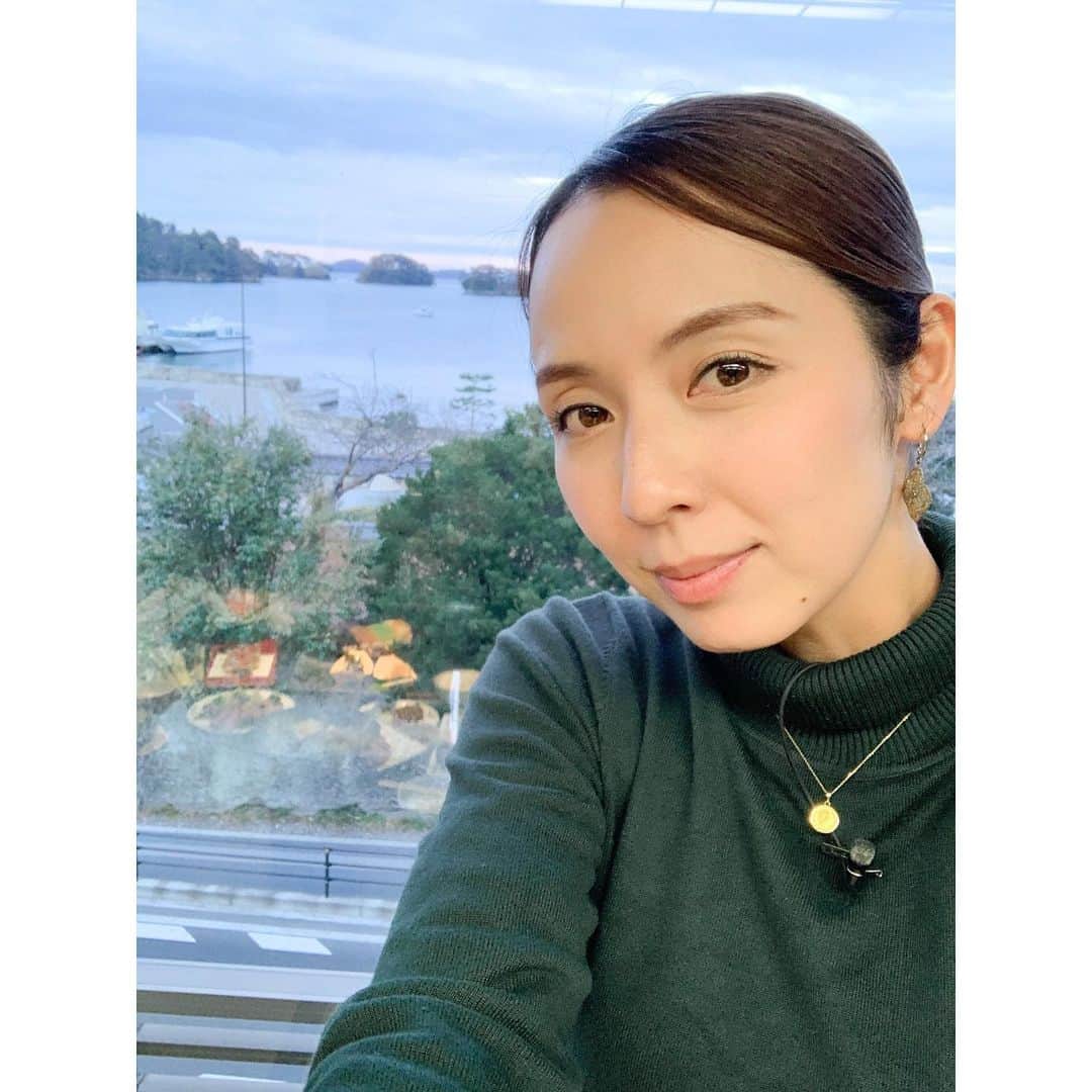若林翔子のインスタグラム：「. . 日本三景松島の島々を見ながらゆっくりできる場所…😚 ブレイクで教えちゃう😘  #日本三景　#松島　#牛タン　#牡蠣　#利休　#宮城　#豪華　#定食　#撮影の待ち時間にこの景色をひとりじめへへへ」