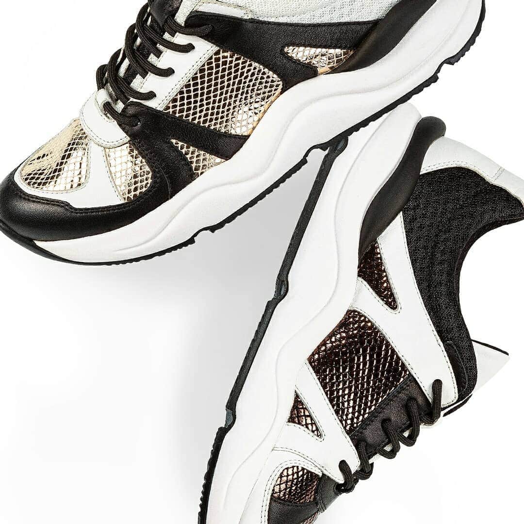 ジェオックスのインスタグラム：「Oh my gold - Shine is mine! Cover up in glam with our Geox Topazio sneakers.」