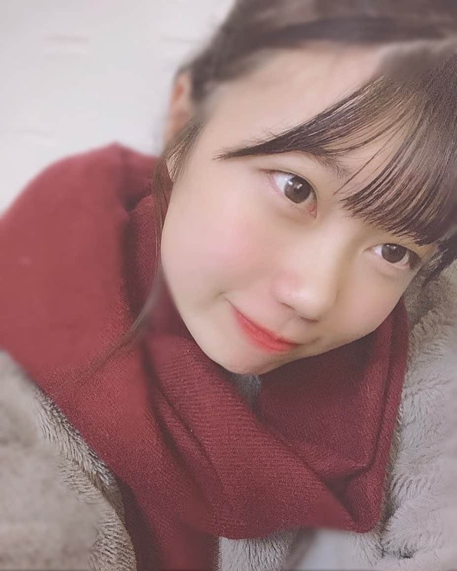 Dorothy Little Happyのインスタグラム：「マフラー巻き巻き(●´ω｀●) ・ ・ 赤くてクリスマスみたい🎄 ・ #マフラー  #巻き方わからない  #齋藤きらら」