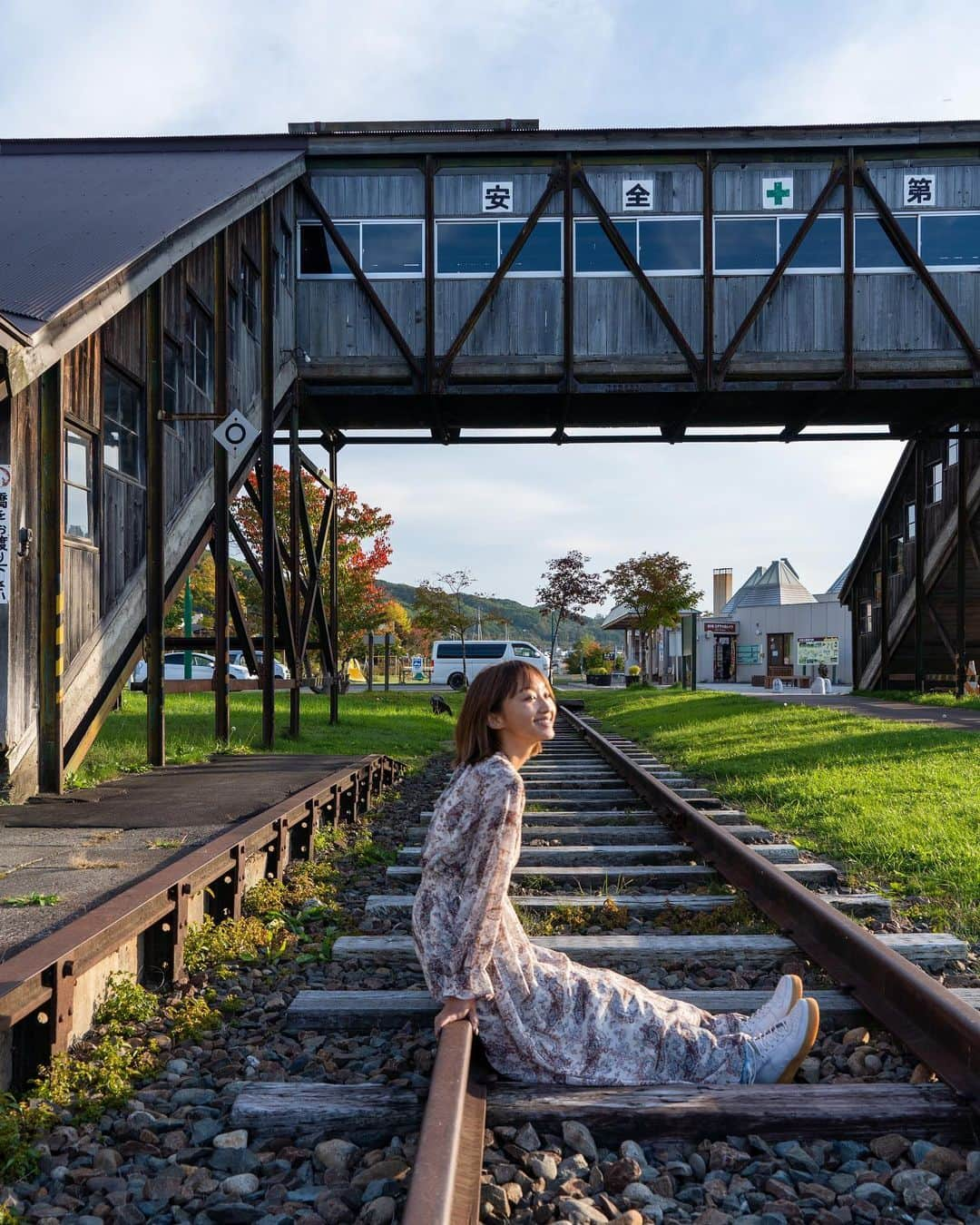 近藤あやさんのインスタグラム写真 - (近藤あやInstagram)「北海道、道の駅シリーズ‼️  北海道の道の駅 『道の駅ステラ☆ほんべつ』  #本別町 は、日本一の豆の生産量！ そして私と一緒に大福をたべているのが、 ゆるキャラ…  『元気くん！！！！』笑  いや、豆要素が何もないw 元気くんて🤣🤣🤣  豆好きの私は、ここで買った 豆の大福(しかも、ゴロっとしてる系の)が まーじーで、 ピカイチに美味しかった🥺🥺💕✨✨ もちもちしてるもの、だーいすき！！！！  帰りに、元気くんのピンバッヂもかいました✌️👶💕 すっかり虜←  そして、間違えたら炎上してしまいそうな 電車の線路風の写真撮れるエリアもあります✌️w 安心してください、道の駅です😌💕  #北海道 #hokkaido #本別町 #バンライフ #vanlife #北海道一周 #道の駅 #電車のある風景」12月4日 20時50分 - doraemontoaya