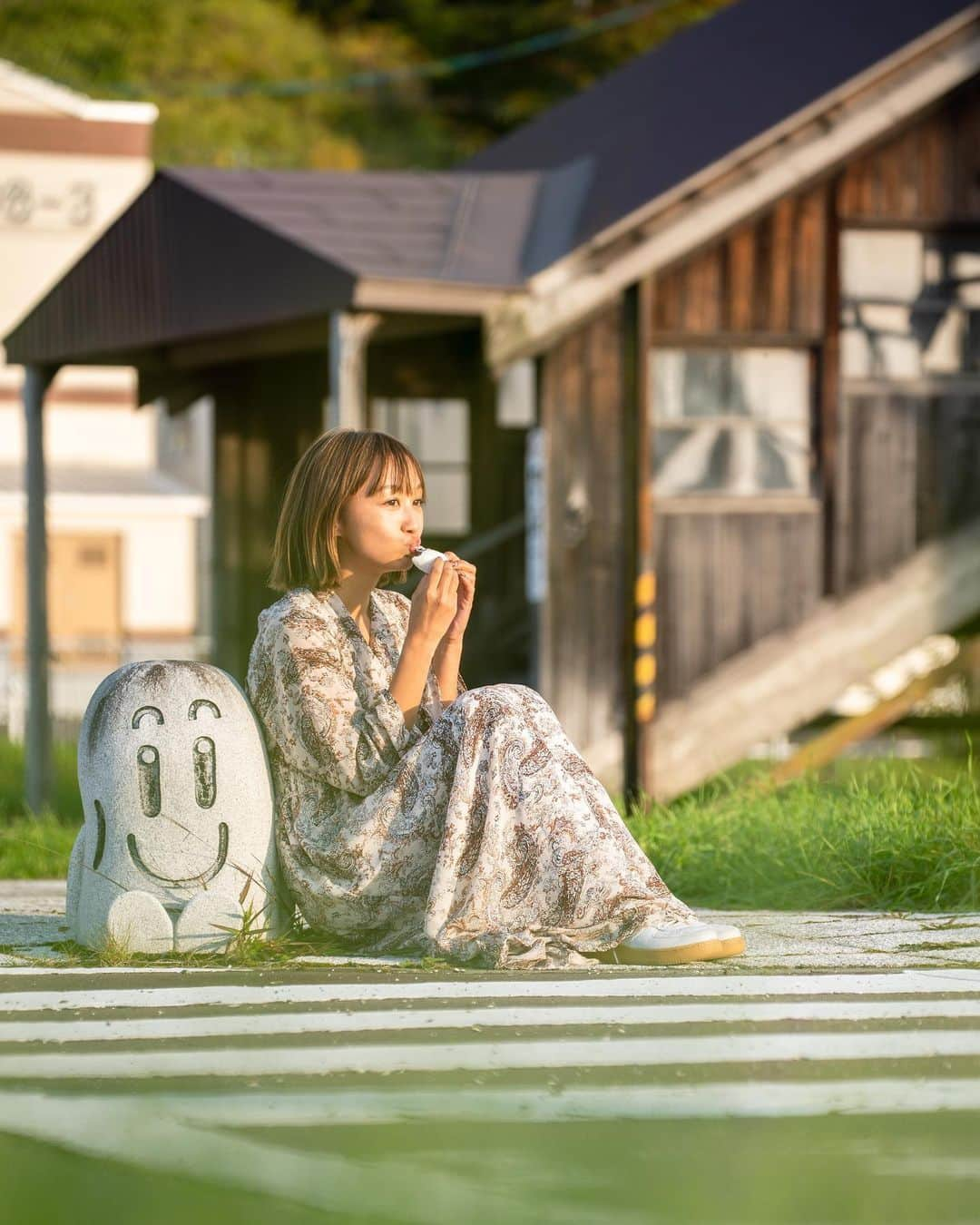 近藤あやさんのインスタグラム写真 - (近藤あやInstagram)「北海道、道の駅シリーズ‼️  北海道の道の駅 『道の駅ステラ☆ほんべつ』  #本別町 は、日本一の豆の生産量！ そして私と一緒に大福をたべているのが、 ゆるキャラ…  『元気くん！！！！』笑  いや、豆要素が何もないw 元気くんて🤣🤣🤣  豆好きの私は、ここで買った 豆の大福(しかも、ゴロっとしてる系の)が まーじーで、 ピカイチに美味しかった🥺🥺💕✨✨ もちもちしてるもの、だーいすき！！！！  帰りに、元気くんのピンバッヂもかいました✌️👶💕 すっかり虜←  そして、間違えたら炎上してしまいそうな 電車の線路風の写真撮れるエリアもあります✌️w 安心してください、道の駅です😌💕  #北海道 #hokkaido #本別町 #バンライフ #vanlife #北海道一周 #道の駅 #電車のある風景」12月4日 20時50分 - doraemontoaya