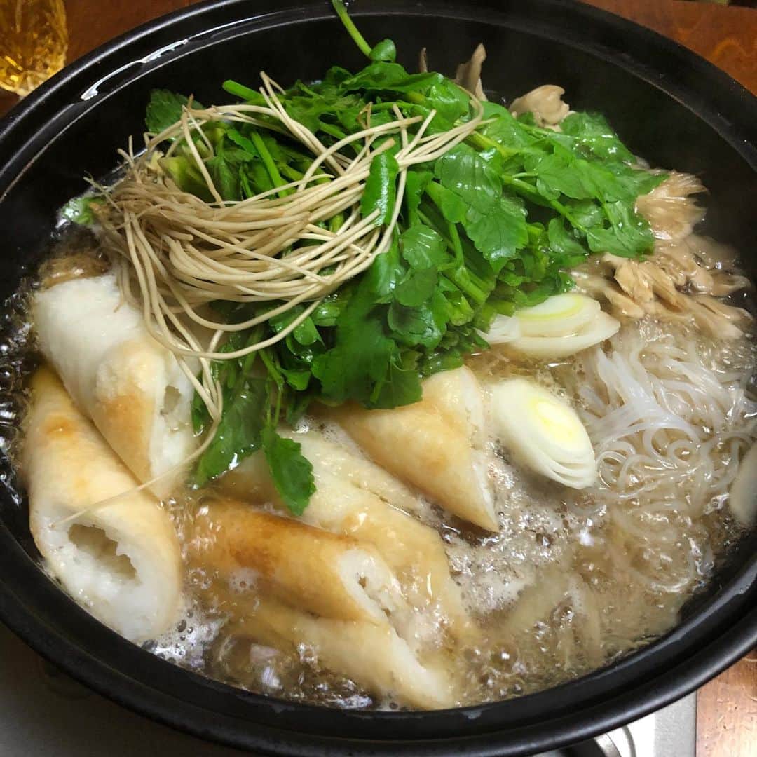 金剛地武志のインスタグラム：「そして今夜は秋田からの「比内地鶏ときりたんぽ鍋セット」でした。飽食の師走、ご馳走様でした。」