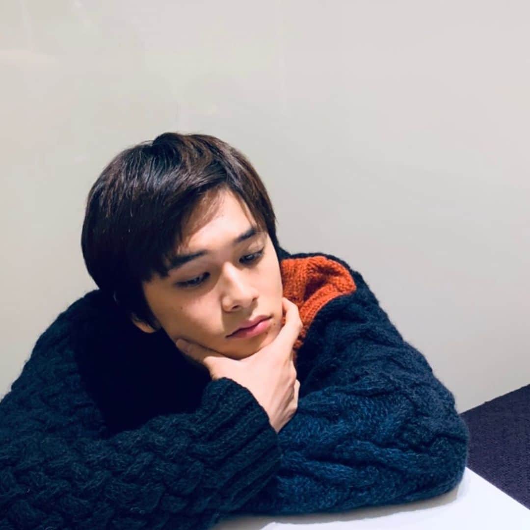 北村匠海のインスタグラム：「物憂げ。。 でも、いつも通りでした。 動画でご確認を。  #北村匠海 #テレビジョン #お正月超特大号」