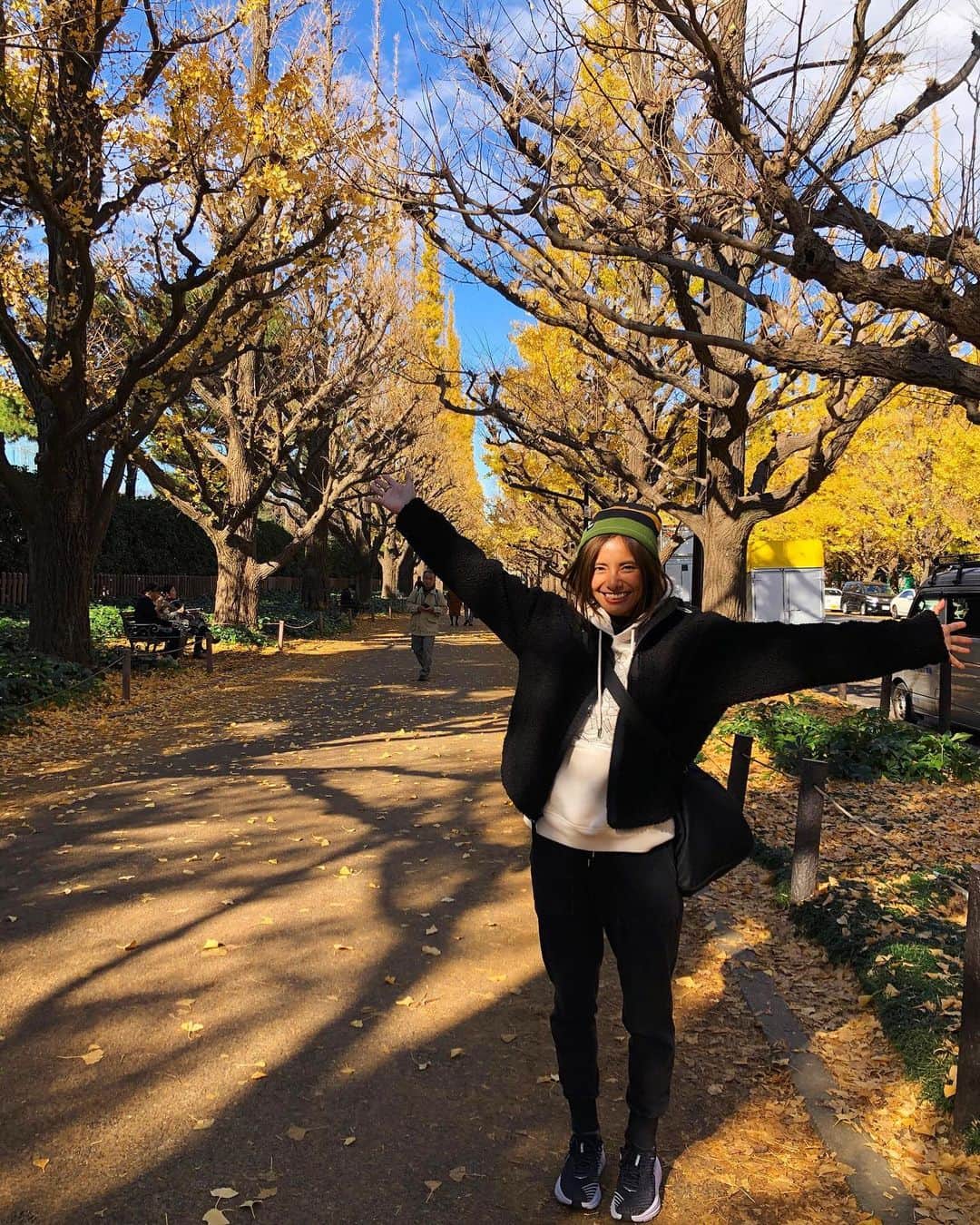 佐野千晃のインスタグラム：「秋だー！﻿ ﻿ って感じの写真パシャリ🤳﻿ ﻿ 自分1人でjogするよりも素敵な人と一緒にjogする方がずっとずーっと良いなぁって実感した日﻿ ﻿ 仲間と走ると速くなる﻿ 1人で走ると強くなる﻿ ﻿ ケアも練習も環境も食事もぜーんぶバランス良くが一番やねぇ🤤﻿ ﻿ #run #running #marathon #フルマラソン #マラソン #マラソン女子 #人生自由自在 #走る女子 #ファッション #ウェア #楽しく走る #ランニング #ジョギング #jog #秋」