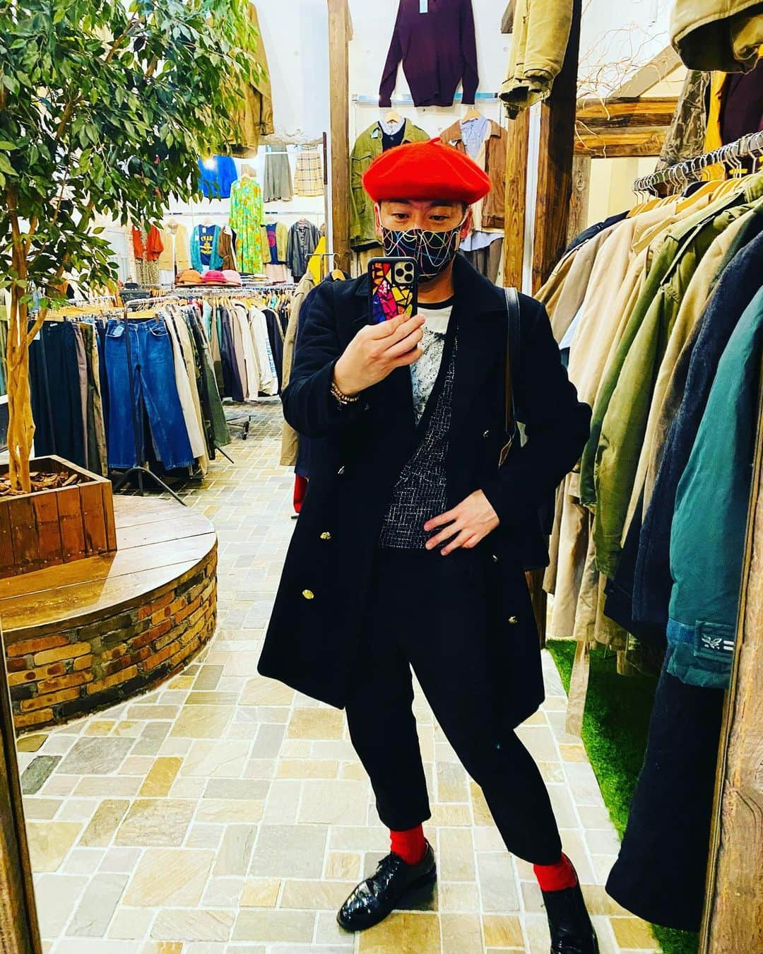 美川憲二さんのインスタグラム写真 - (美川憲二Instagram)「大好き❤ 下北沢の 古着屋、巡りよ〜😃😄☀️ いきつけの　アンティーク雑貨さんやらなんやらショップの数が 多すぎて🤩🤩🤪😳😳  どうしまひょ‼️😄🤣🤣💦💦 でも　買い物‼️たのすぃ😄😃　たのすぃ😄😃⤴️  #下北沢 #古着屋巡り #アンティーク雑貨  #いきつけのお店  #ショッピング楽しいわー #美川憲一 #美川憲二 #ヒデコフランセスカ #オネェ系 #ものまね」12月4日 15時33分 - mikawakenji