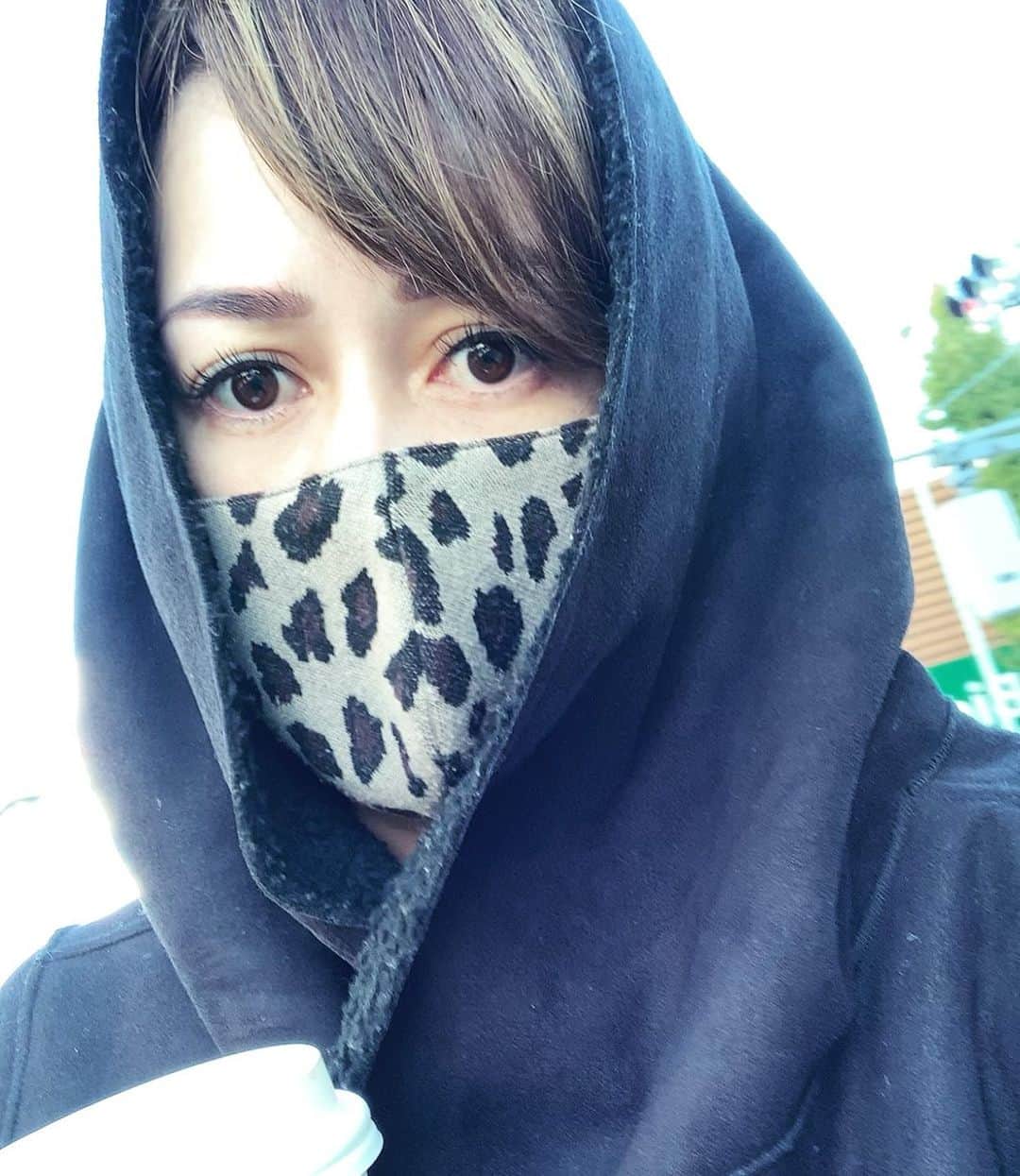 トムセン陽子さんのインスタグラム写真 - (トムセン陽子Instagram)「寒くて思わずコートのフードかぶって歩いてたんだけど、しばらくしてショーウィンドウに映る自分を見て、一言。  「パ、パルパティーン。。」  #starwars」12月4日 15時30分 - yokothomsen
