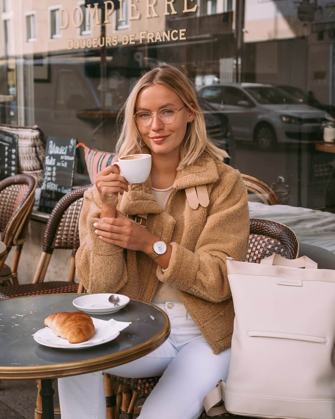 Kapten & Sonさんのインスタグラム写真 - (Kapten & SonInstagram)「'There is nothing like the smell of fresh coffee and croissants!' 💫 @joliejanine out for breakfast with our backpack Umea "Sandstone". ☕ #bekapten #kaptenandson⁠ .⁠ .⁠ .⁠ #backpack #mornings #coffeetime #break #winter #wintervibes #winteroutfit #cozy #outfitinspo #outfitdetails #fashionaddict #style #fashion #ootd #inspo」12月4日 15時30分 - kaptenandson